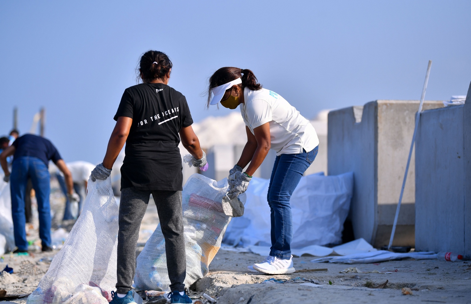 ހުޅުމާލެ: ޖެނުއަރީ 25، 2021: ގައުމީ ޔުނިވާސިޓީ އާއި ޔޫރަޕިއަން ޔޫނިއަން އާ ގުޅިގެން މޫދު އަދި ބީޗު ސަރަހައްދު ސާފުކޮށް ޕުލާސްޓިކް ނައްތާލުމަށް ހިންގާ ޕްރޮޖެކްޓް (ޕްރިވެންޝަން އޮފް މެރިން ލިޓާ އިންދަ ލަކްޝްޑްވީޕް ސީ) ގޮނޑުދޮށް ސާފުކުރުމުގެ ރަސްމިއްޔާތު އިފްތިތާހު ކުރުން: މި ރަސްމިއްޔާތު އިފްތިތާހު ކޮށްދެއްވީ ފަސްޓް ލޭޑީ ފަޒުނާ އަހުމަދު.-- ފޮޓޯތައް: ރައީސް އޮފީސް