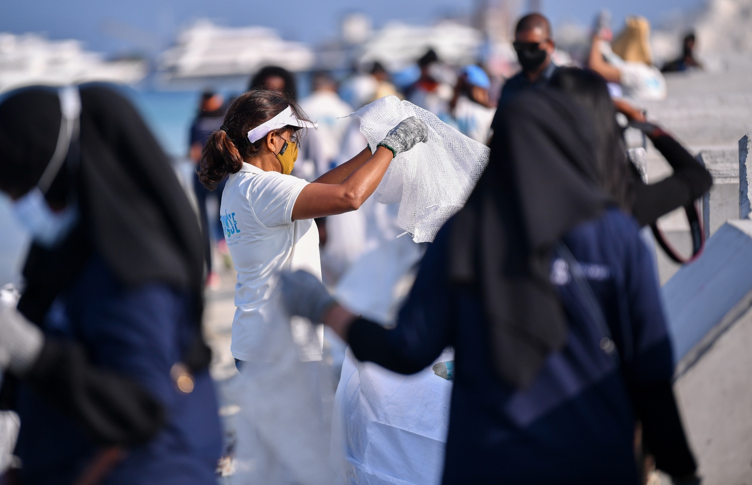 ހުޅުމާލެ: ޖެނުއަރީ 25، 2021: ގައުމީ ޔުނިވާސިޓީ އާއި ޔޫރަޕިއަން ޔޫނިއަން އާ ގުޅިގެން މޫދު އަދި ބީޗު ސަރަހައްދު ސާފުކޮށް ޕުލާސްޓިކް ނައްތާލުމަށް ހިންގާ ޕްރޮޖެކްޓް (ޕްރިވެންޝަން އޮފް މެރިން ލިޓާ އިންދަ ލަކްޝްޑްވީޕް ސީ) ގޮނޑުދޮށް ސާފުކުރުމުގެ ރަސްމިއްޔާތު އިފްތިތާހު ކުރުން: މި ރަސްމިއްޔާތު އިފްތިތާހު ކޮށްދެއްވީ ފަސްޓް ލޭޑީ ފަޒުނާ އަހުމަދު.-- ފޮޓޯތައް: ރައީސް އޮފީސް