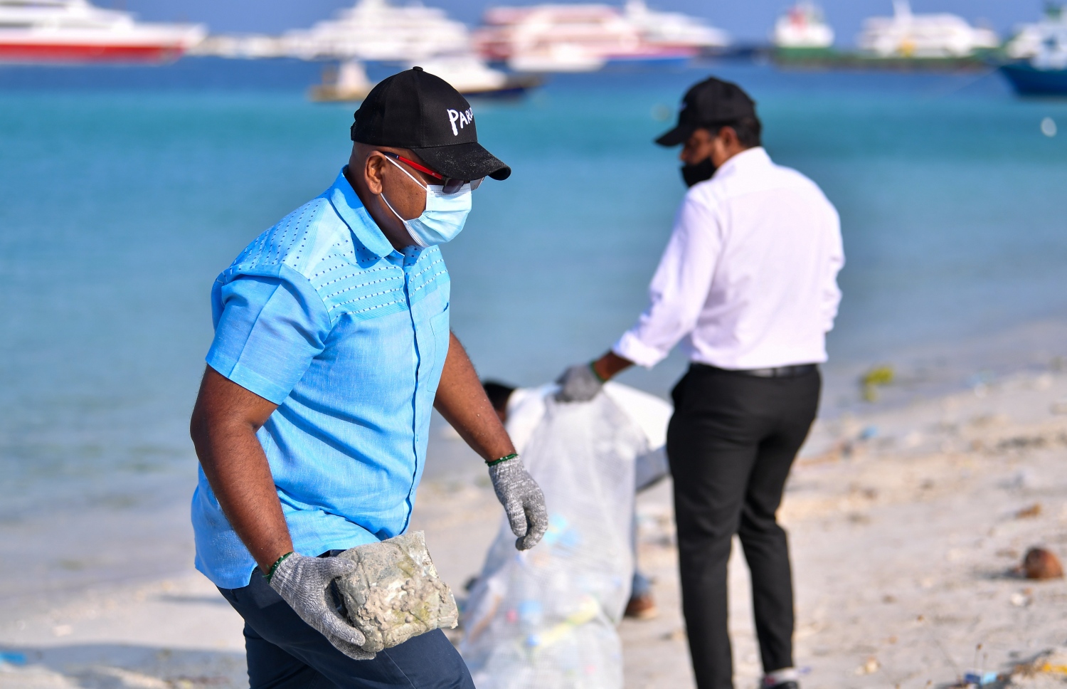 ހުޅުމާލެ: ޖެނުއަރީ 25، 2021: ގައުމީ ޔުނިވާސިޓީ އާއި ޔޫރަޕިއަން ޔޫނިއަން އާ ގުޅިގެން މޫދު އަދި ބީޗު ސަރަހައްދު ސާފުކޮށް ޕުލާސްޓިކް ނައްތާލުމަށް ހިންގާ ޕްރޮޖެކްޓް (ޕްރިވެންޝަން އޮފް މެރިން ލިޓާ އިންދަ ލަކްޝްޑްވީޕް ސީ) ގޮނޑުދޮށް ސާފުކުރުމުގެ ރަސްމިއްޔާތު އިފްތިތާހު ކުރުން: މި ރަސްމިއްޔާތު އިފްތިތާހު ކޮށްދެއްވީ ފަސްޓް ލޭޑީ ފަޒުނާ އަހުމަދު.-- ފޮޓޯތައް: ރައީސް އޮފީސް