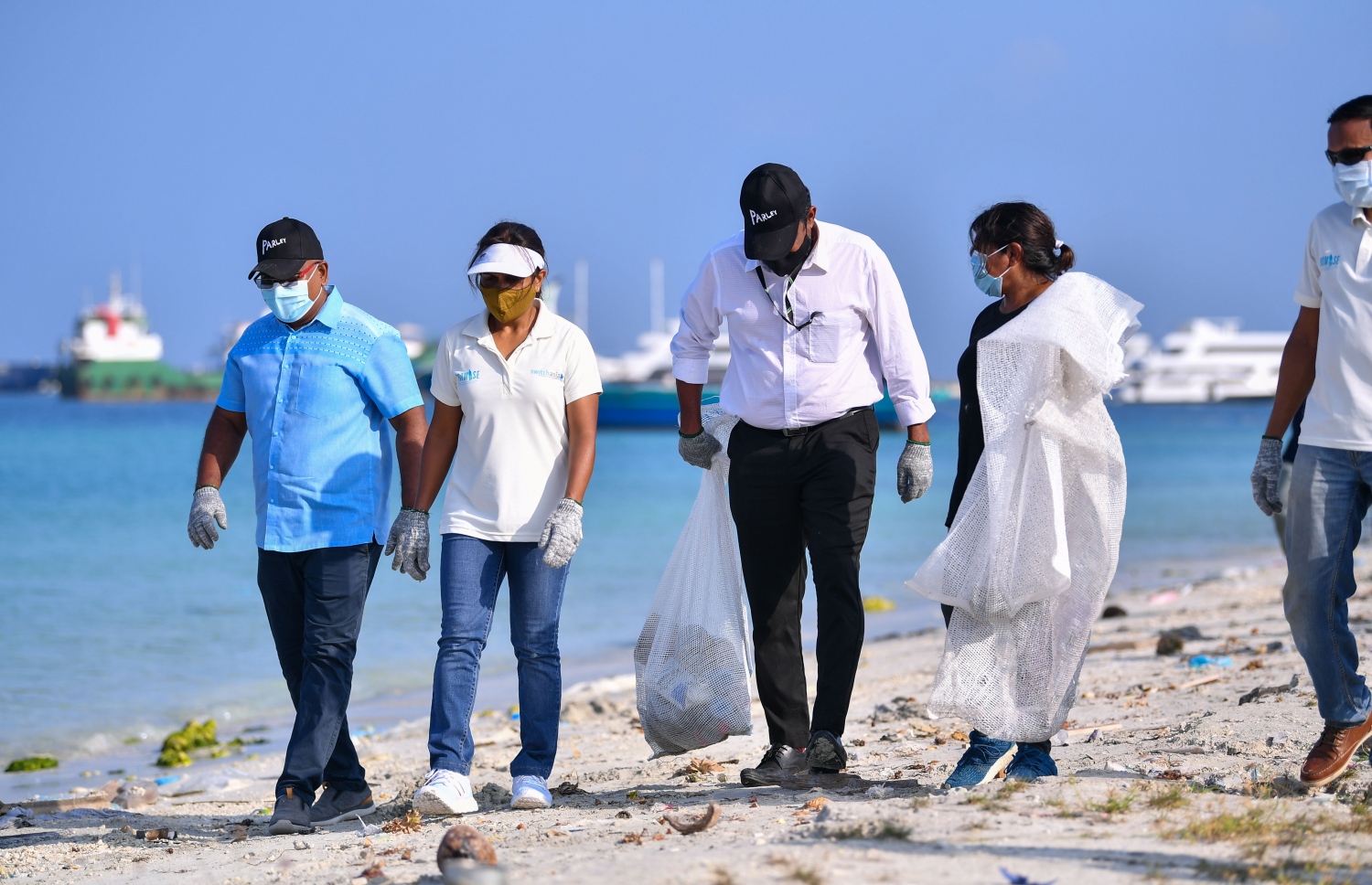 ހުޅުމާލެ: ޖެނުއަރީ 25، 2021: ގައުމީ ޔުނިވާސިޓީ އާއި ޔޫރަޕިއަން ޔޫނިއަން އާ ގުޅިގެން މޫދު އަދި ބީޗު ސަރަހައްދު ސާފުކޮށް ޕުލާސްޓިކް ނައްތާލުމަށް ހިންގާ ޕްރޮޖެކްޓް (ޕްރިވެންޝަން އޮފް މެރިން ލިޓާ އިންދަ ލަކްޝްޑްވީޕް ސީ) ގޮނޑުދޮށް ސާފުކުރުމުގެ ރަސްމިއްޔާތު އިފްތިތާހު ކުރުން: މި ރަސްމިއްޔާތު އިފްތިތާހު ކޮށްދެއްވީ ފަސްޓް ލޭޑީ ފަޒުނާ އަހުމަދު.-- ފޮޓޯތައް: ރައީސް އޮފީސް