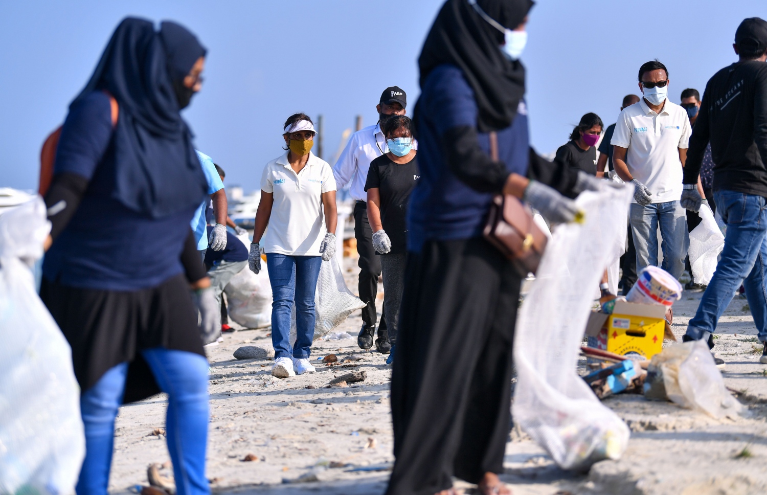 ހުޅުމާލެ: ޖެނުއަރީ 25، 2021: ގައުމީ ޔުނިވާސިޓީ އާއި ޔޫރަޕިއަން ޔޫނިއަން އާ ގުޅިގެން މޫދު އަދި ބީޗު ސަރަހައްދު ސާފުކޮށް ޕުލާސްޓިކް ނައްތާލުމަށް ހިންގާ ޕްރޮޖެކްޓް (ޕްރިވެންޝަން އޮފް މެރިން ލިޓާ އިންދަ ލަކްޝްޑްވީޕް ސީ) ގޮނޑުދޮށް ސާފުކުރުމުގެ ރަސްމިއްޔާތު އިފްތިތާހު ކުރުން: މި ރަސްމިއްޔާތު އިފްތިތާހު ކޮށްދެއްވީ ފަސްޓް ލޭޑީ ފަޒުނާ އަހުމަދު.-- ފޮޓޯތައް: ރައީސް އޮފީސް