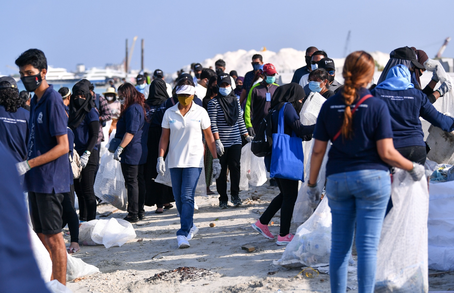 ހުޅުމާލެ: ޖެނުއަރީ 25، 2021: ގައުމީ ޔުނިވާސިޓީ އާއި ޔޫރަޕިއަން ޔޫނިއަން އާ ގުޅިގެން މޫދު އަދި ބީޗު ސަރަހައްދު ސާފުކޮށް ޕުލާސްޓިކް ނައްތާލުމަށް ހިންގާ ޕްރޮޖެކްޓް (ޕްރިވެންޝަން އޮފް މެރިން ލިޓާ އިންދަ ލަކްޝްޑްވީޕް ސީ) ގޮނޑުދޮށް ސާފުކުރުމުގެ ރަސްމިއްޔާތު އިފްތިތާހު ކުރުން: މި ރަސްމިއްޔާތު އިފްތިތާހު ކޮށްދެއްވީ ފަސްޓް ލޭޑީ ފަޒުނާ އަހުމަދު.-- ފޮޓޯތައް: ރައީސް އޮފީސް