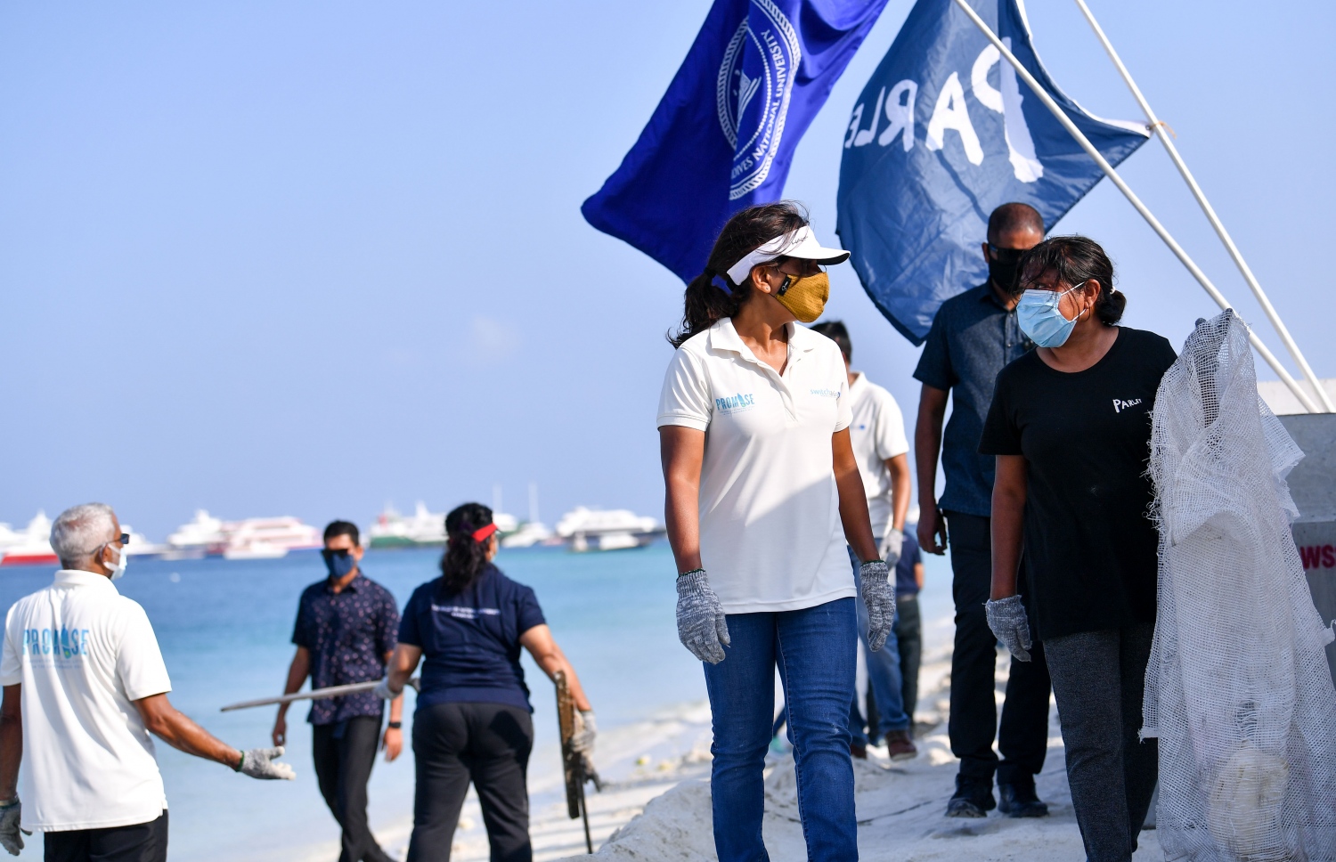 ހުޅުމާލެ: ޖެނުއަރީ 25، 2021: ގައުމީ ޔުނިވާސިޓީ އާއި ޔޫރަޕިއަން ޔޫނިއަން އާ ގުޅިގެން މޫދު އަދި ބީޗު ސަރަހައްދު ސާފުކޮށް ޕުލާސްޓިކް ނައްތާލުމަށް ހިންގާ ޕްރޮޖެކްޓް (ޕްރިވެންޝަން އޮފް މެރިން ލިޓާ އިންދަ ލަކްޝްޑްވީޕް ސީ) ގޮނޑުދޮށް ސާފުކުރުމުގެ ރަސްމިއްޔާތު އިފްތިތާހު ކުރުން: މި ރަސްމިއްޔާތު އިފްތިތާހު ކޮށްދެއްވީ ފަސްޓް ލޭޑީ ފަޒުނާ އަހުމަދު.-- ފޮޓޯތައް: ރައީސް އޮފީސް