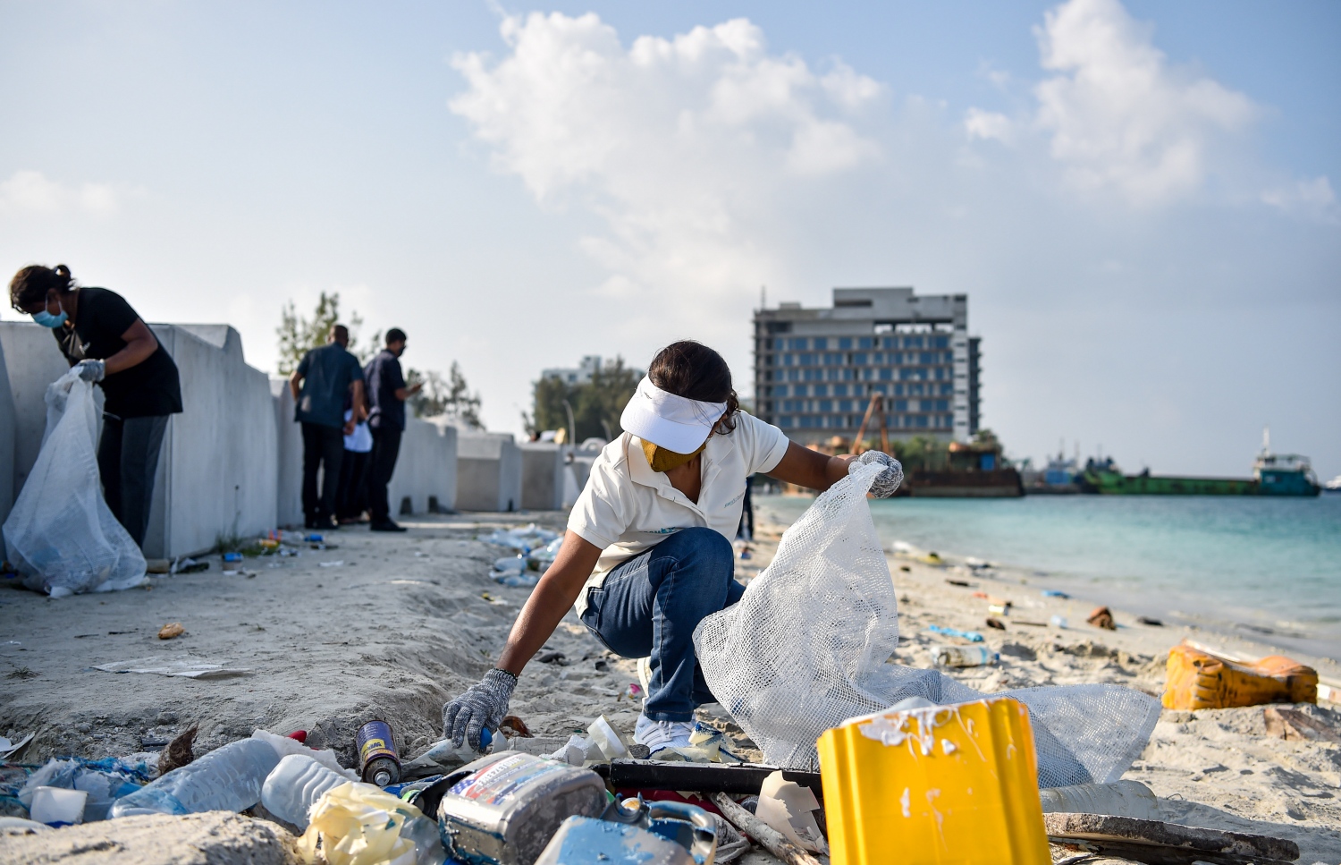 ހުޅުމާލެ: ޖެނުއަރީ 25، 2021: ގައުމީ ޔުނިވާސިޓީ އާއި ޔޫރަޕިއަން ޔޫނިއަން އާ ގުޅިގެން މޫދު އަދި ބީޗު ސަރަހައްދު ސާފުކޮށް ޕުލާސްޓިކް ނައްތާލުމަށް ހިންގާ ޕްރޮޖެކްޓް (ޕްރިވެންޝަން އޮފް މެރިން ލިޓާ އިންދަ ލަކްޝްޑްވީޕް ސީ) ގޮނޑުދޮށް ސާފުކުރުމުގެ ރަސްމިއްޔާތު އިފްތިތާހު ކުރުން: މި ރަސްމިއްޔާތު އިފްތިތާހު ކޮށްދެއްވީ ފަސްޓް ލޭޑީ ފަޒުނާ އަހުމަދު.-- ފޮޓޯތައް: ރައީސް އޮފީސް