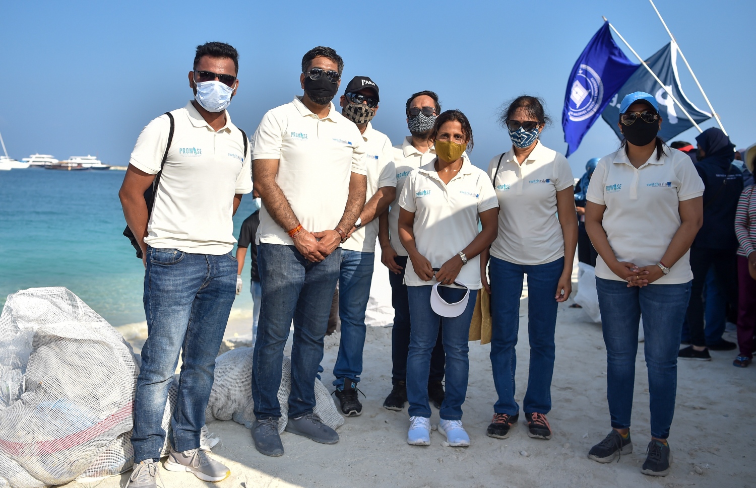 ހުޅުމާލެ: ޖެނުއަރީ 25، 2021: ގައުމީ ޔުނިވާސިޓީ އާއި ޔޫރަޕިއަން ޔޫނިއަން އާ ގުޅިގެން މޫދު އަދި ބީޗު ސަރަހައްދު ސާފުކޮށް ޕުލާސްޓިކް ނައްތާލުމަށް ހިންގާ ޕްރޮޖެކްޓް (ޕްރިވެންޝަން އޮފް މެރިން ލިޓާ އިންދަ ލަކްޝްޑްވީޕް ސީ) ގޮނޑުދޮށް ސާފުކުރުމުގެ ރަސްމިއްޔާތު އިފްތިތާހު ކުރުން: މި ރަސްމިއްޔާތު އިފްތިތާހު ކޮށްދެއްވީ ފަސްޓް ލޭޑީ ފަޒުނާ އަހުމަދު.-- ފޮޓޯތައް: ރައީސް އޮފީސް