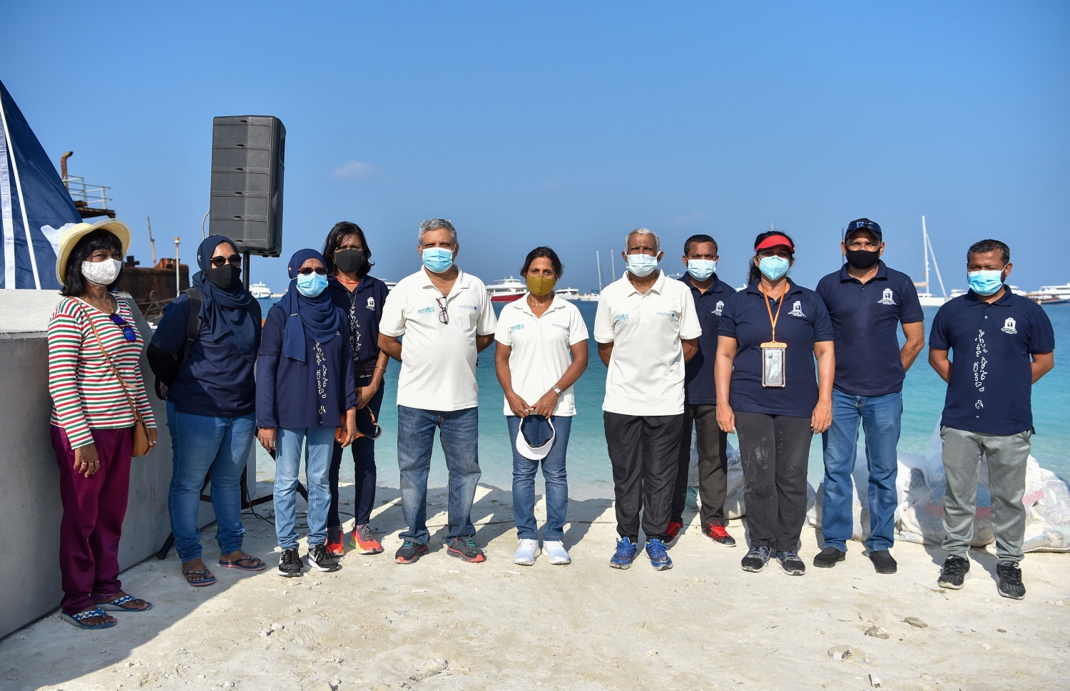 ހުޅުމާލެ: ޖެނުއަރީ 25، 2021: ގައުމީ ޔުނިވާސިޓީ އާއި ޔޫރަޕިއަން ޔޫނިއަން އާ ގުޅިގެން މޫދު އަދި ބީޗު ސަރަހައްދު ސާފުކޮށް ޕުލާސްޓިކް ނައްތާލުމަށް ހިންގާ ޕްރޮޖެކްޓް (ޕްރިވެންޝަން އޮފް މެރިން ލިޓާ އިންދަ ލަކްޝްޑްވީޕް ސީ) ގޮނޑުދޮށް ސާފުކުރުމުގެ ރަސްމިއްޔާތު އިފްތިތާހު ކުރުން: މި ރަސްމިއްޔާތު އިފްތިތާހު ކޮށްދެއްވީ ފަސްޓް ލޭޑީ ފަޒުނާ އަހުމަދު.-- ފޮޓޯތައް: ރައީސް އޮފީސް