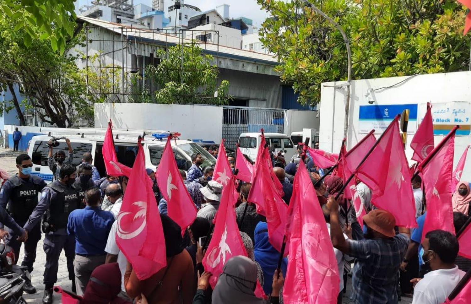 ލޯކަލް ކައުންސިލް އިންތިޚާބު އަވަސްކުރަން ގޮވާލައި އިދިކޮޅު ކޯލިޝަނުން މިއަދު މުޒާހަރާކުރަނީ.-- ފޮޓޯ: އިދިކޮޅު ކޯލިޝަން