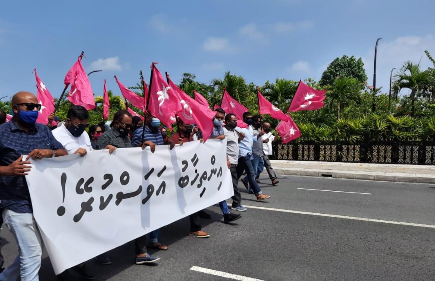 ލޯކަލް ކައުންސިލް އިންތިޚާބު އަވަސްކުރަން ގޮވާލައި އިދިކޮޅު ކޯލިޝަނުން މިއަދު މުޒާހަރާކުރަނީ.-- ފޮޓޯ: އިދިކޮޅު ކޯލިޝަން