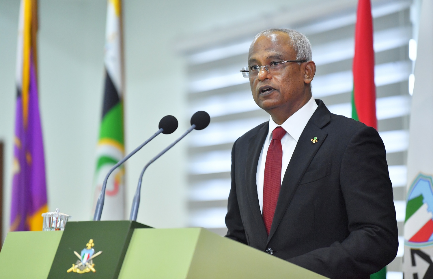 މަގާމުގެ ކުރިއެރުން ލިބުނު ސިފައިންނަށް ލިޔުން ހަވާލުކުރަން ބޭއްވި ރަސްމިއްޔާތުގައި ރައީސް އިބްރާހިމް މުހައްމަދު ސޯލިހު ވާހަކަފުޅުދައްކަވަނީ.-- ފޮޓޯ: ރައީސް އޮފީސް