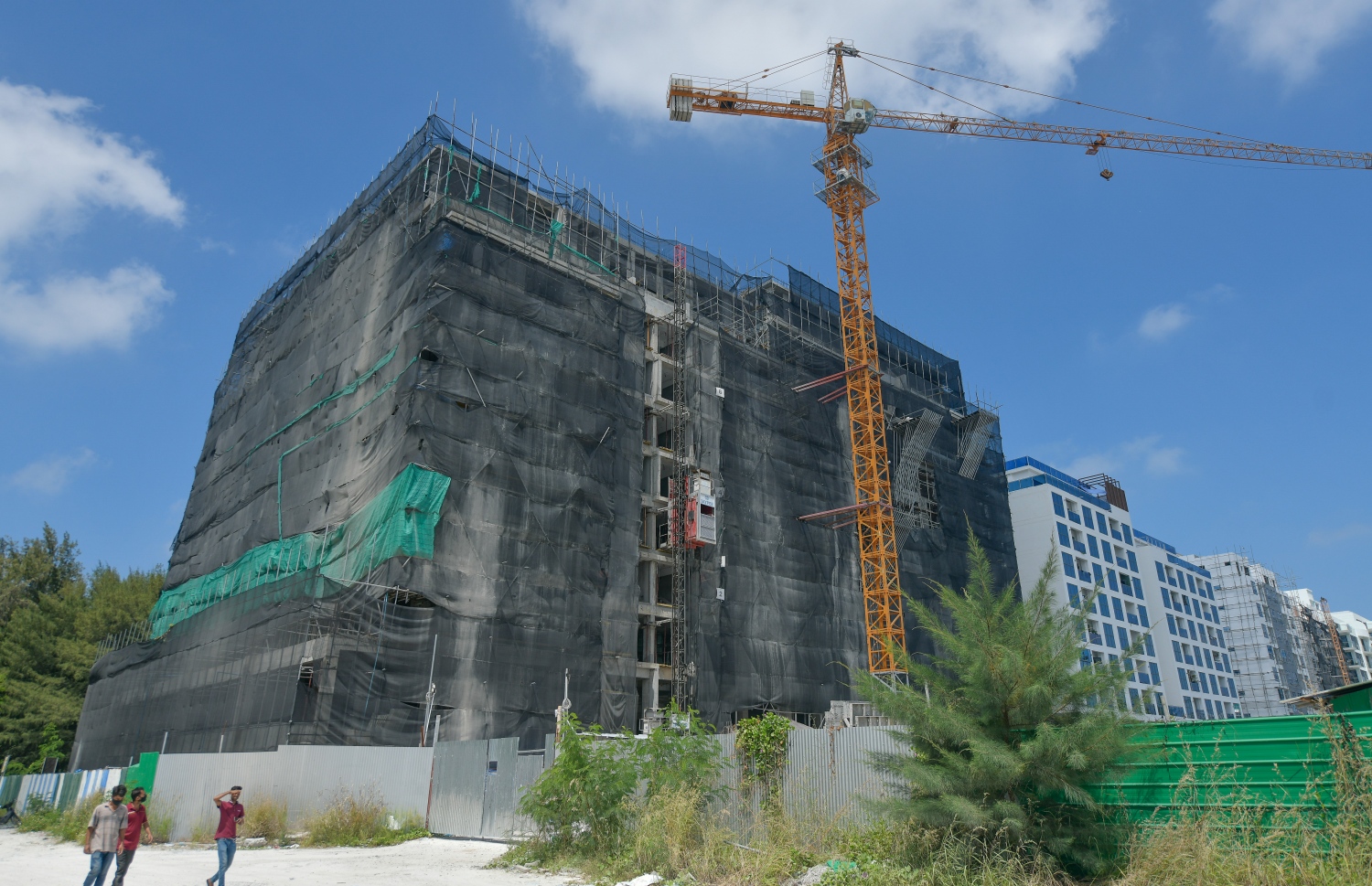 އެންސިސްގެ އައިރާ: ޖުމްލަ 94 އެޕާޓްމަންޓް ހިމެނޭ މި އިމާރާތުގެ މަސައްކަތް ވެސް މި އަހަރުގެ މެދުތެރޭގައި ނިންމާލެވޭވަރުވާނެ ކަމަށް ބެލެވޭ --ފޮޓޯ: ނިޝާން އަލީ/މިހާރު