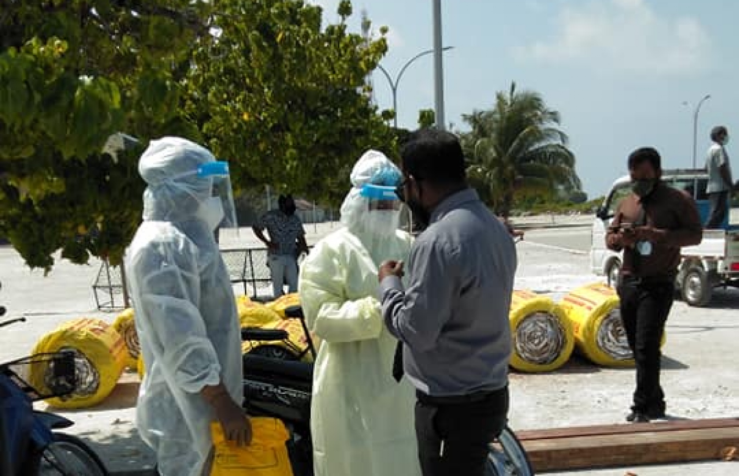 ކޮޅުފުށީގައި ރޭންޑަމް ސާމްޕަލް ނަގަނީ. --ފޮޓޯ/ކޮޅުފުށި ކައުންސިލް