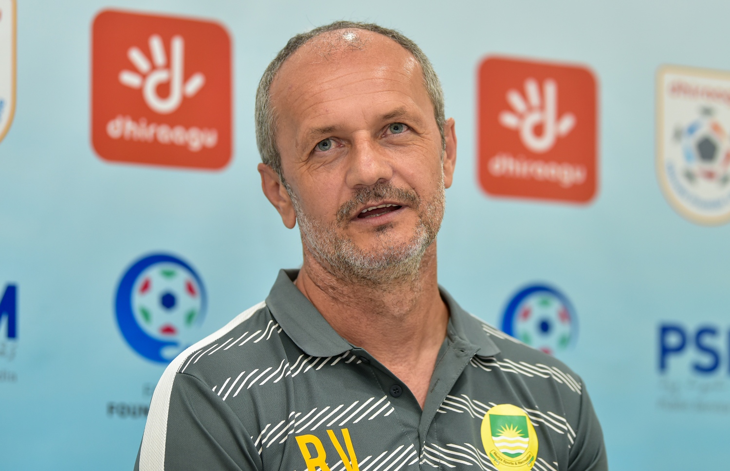 ނޫސްވެރިންގެ ބައްދަލުވުމުގެ ތެރެއިން ވިޑަކޮވިޗް ވާހަކަދައްކަނީ.-- ފޮޓޯ: އަހުމަދު އަވްޝަން އިލްޔާސް/ މިހާރު