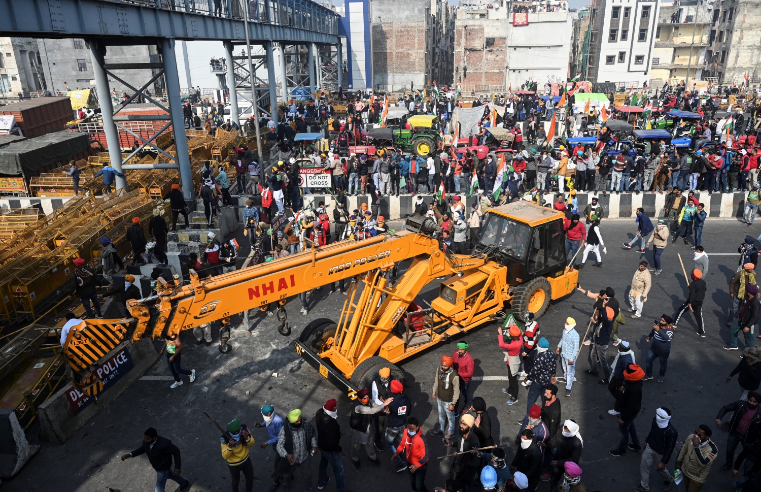 ނިއު ދިއްލީ: ޖެނުއަރީ 26، 2021: ދަނޑުވެރިންގެ މުޒާހަރާ އަށް ފަހު ދިއްލީގެ މަގުތަކުގައި ބެރިކޭޑް ޖަހަނީ. --ފޮޓޯ:އޭއެފްޕީ