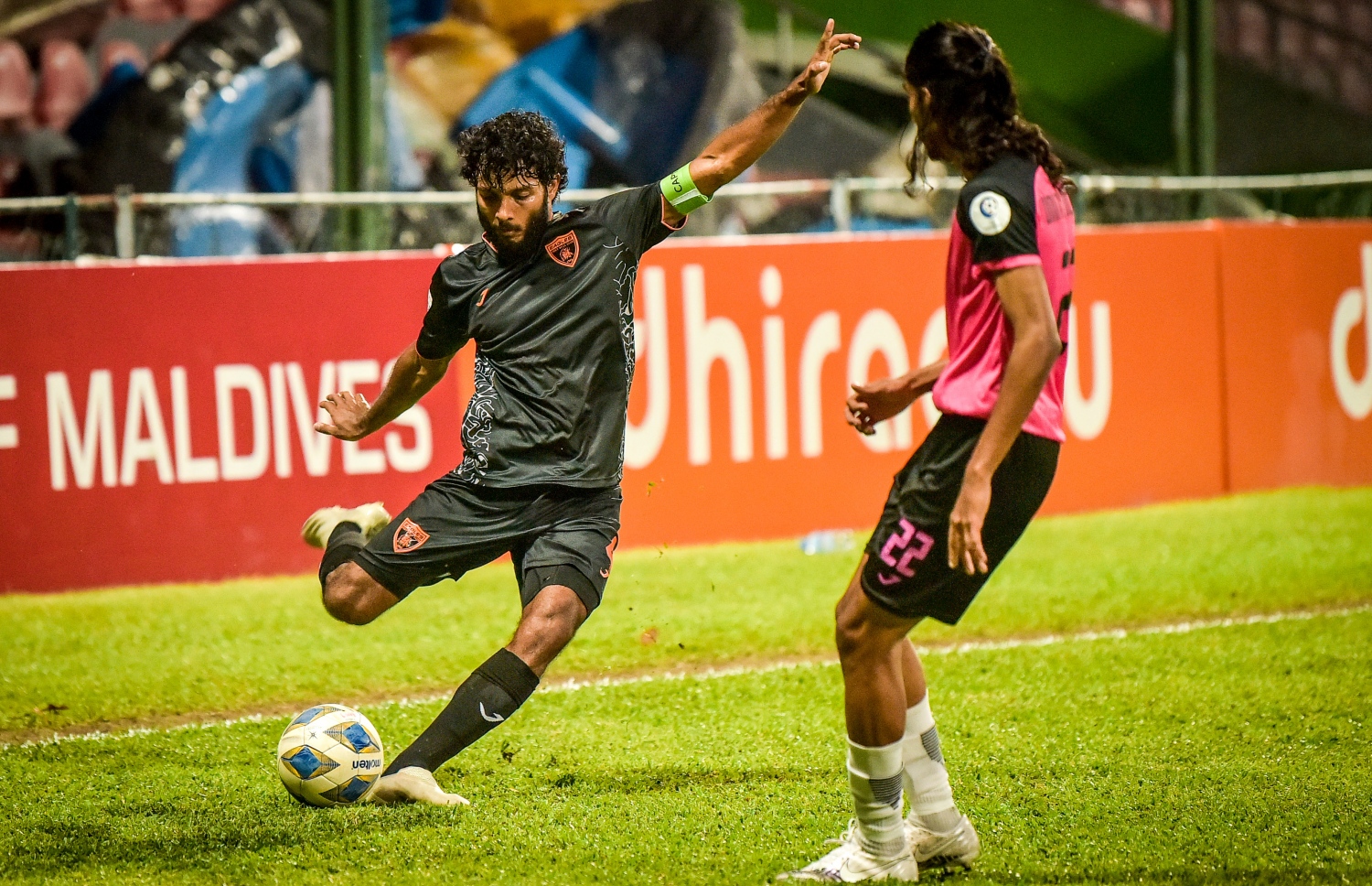 ޔުނައިޓެޑް ވިކްޓްރީގެ އަޒީމް (ކ) ކައިރިން އީގަލްސްގެ ކެޕްޓަން ޝިފާއު ބޯޅަ ފޮނުވާލަނީ.-- ފޮޓޯ: ނިޝާން އަލީ/ މިހާރު