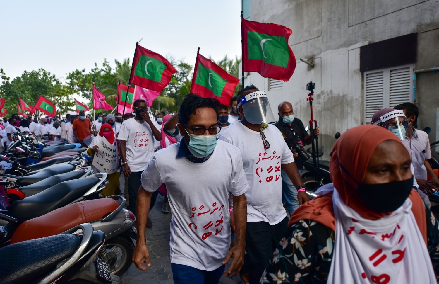 މާލެ: ޖެނުއަރީ 29، 2021- "އިންސާފު ކޮބާ" ގެ ނަމުގައި އިދިކޮޅުން މާލޭގައި ބޭއްވި މުޒާހަރާގެ ތެރެއިން: މާލޭގެ އިތުރުން ރާއްޖޭގެ އެކި ސަރަހައްދުތަކުގައި ވެސް މި މުޒާހަރާތައް ބޭއްވި.---ފޮޓޯ: އަހުމަދު އަވްޝަން/މިހާރު