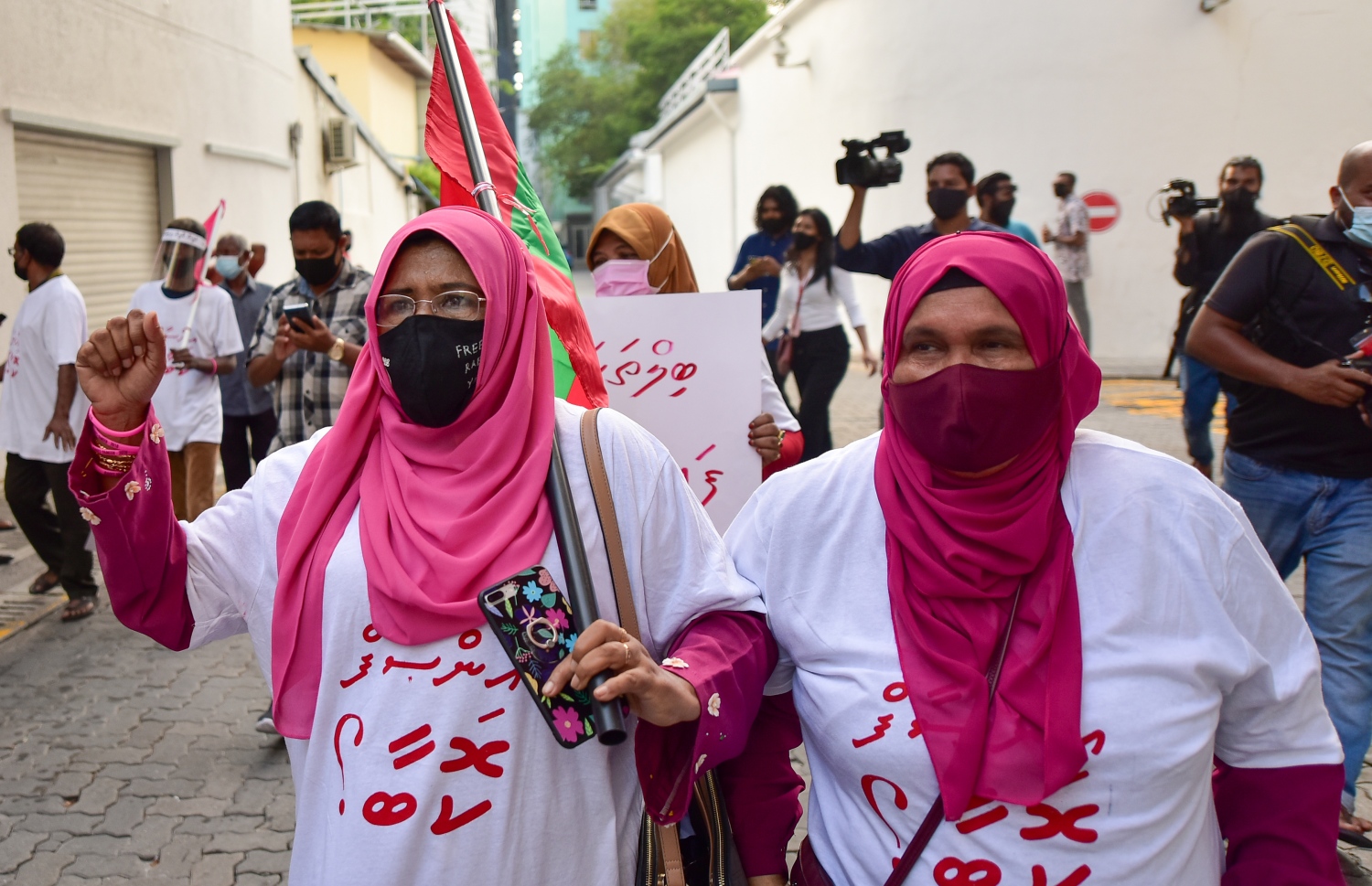 މާލެ: ޖެނުއަރީ 29، 2021- "އިންސާފު ކޮބާ" ގެ ނަމުގައި އިދިކޮޅުން މާލޭގައި ބޭއްވި މުޒާހަރާގެ ތެރެއިން: މާލޭގެ އިތުރުން ރާއްޖޭގެ އެކި ސަރަހައްދުތަކުގައި ވެސް މި މުޒާހަރާތައް ބޭއްވި.---ފޮޓޯ: އަހުމަދު އަވްޝަން/މިހާރު
