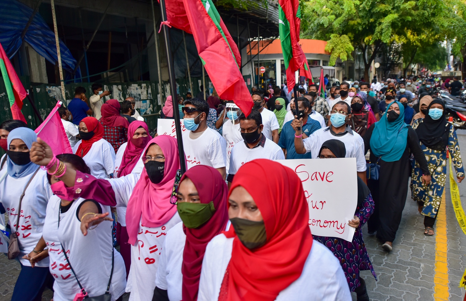 މާލެ: ޖެނުއަރީ 29، 2021- "އިންސާފު ކޮބާ" ގެ ނަމުގައި އިދިކޮޅުން މާލޭގައި ބޭއްވި މުޒާހަރާގެ ތެރެއިން: މާލޭގެ އިތުރުން ރާއްޖޭގެ އެކި ސަރަހައްދުތަކުގައި ވެސް މި މުޒާހަރާތައް ބޭއްވި.---ފޮޓޯ: އަހުމަދު އަވްޝަން/މިހާރު