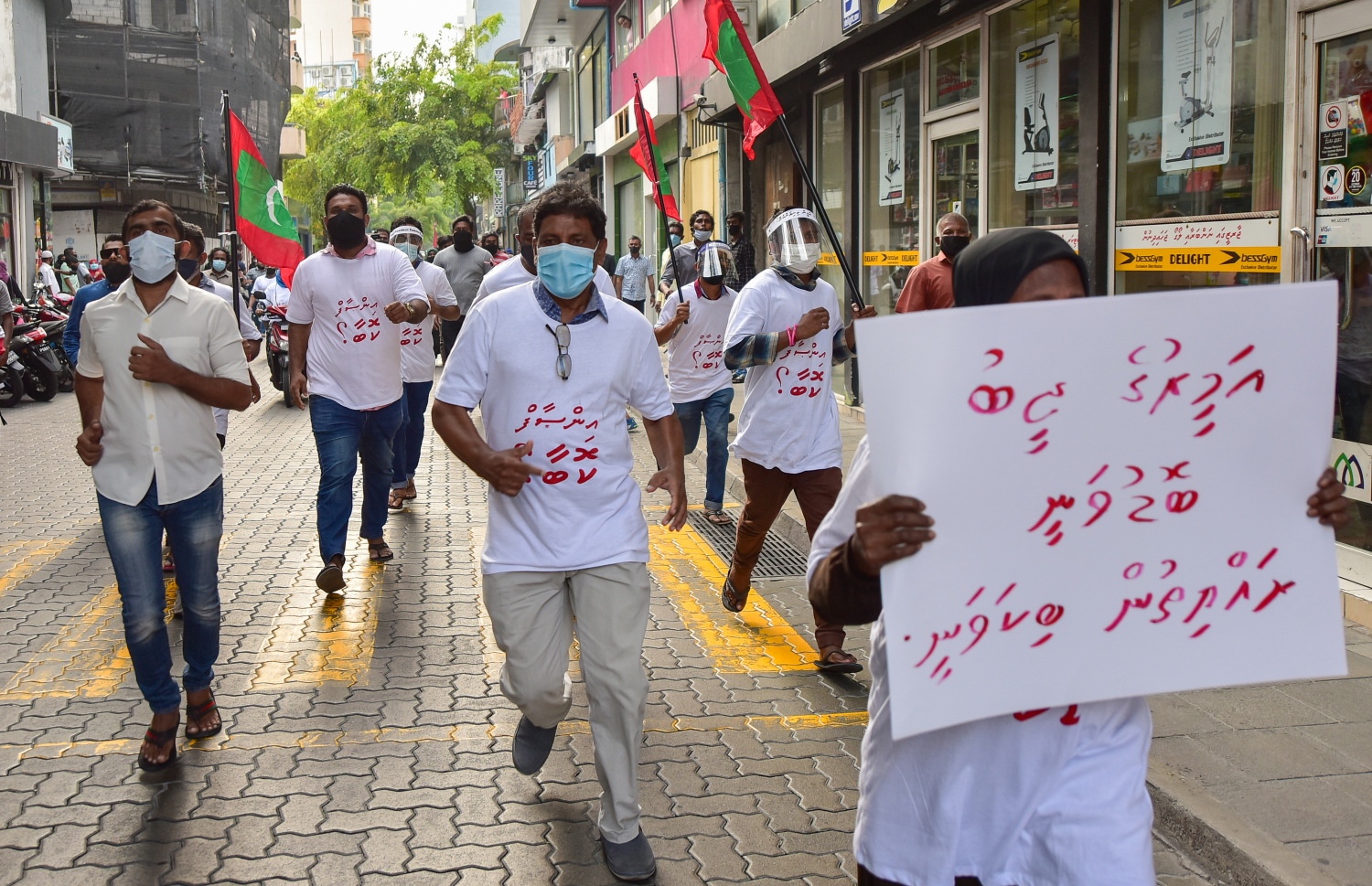 މާލެ: ޖެނުއަރީ 29، 2021- "އިންސާފު ކޮބާ" ގެ ނަމުގައި އިދިކޮޅުން މާލޭގައި ބޭއްވި މުޒާހަރާގެ ތެރެއިން: މާލޭގެ އިތުރުން ރާއްޖޭގެ އެކި ސަރަހައްދުތަކުގައި ވެސް މި މުޒާހަރާތައް ބޭއްވި.---ފޮޓޯ: އަހުމަދު އަވްޝަން/މިހާރު