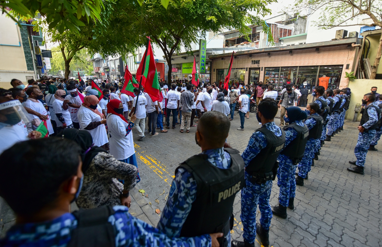 މާލެ: ޖެނުއަރީ 29، 2021- "އިންސާފު ކޮބާ" ގެ ނަމުގައި އިދިކޮޅުން މާލޭގައި ބޭއްވި މުޒާހަރާގެ ތެރެއިން: މާލޭގެ އިތުރުން ރާއްޖޭގެ އެކި ސަރަހައްދުތަކުގައި ވެސް މި މުޒާހަރާތައް ބޭއްވި.---ފޮޓޯ: އަހުމަދު އަވްޝަން/މިހާރު