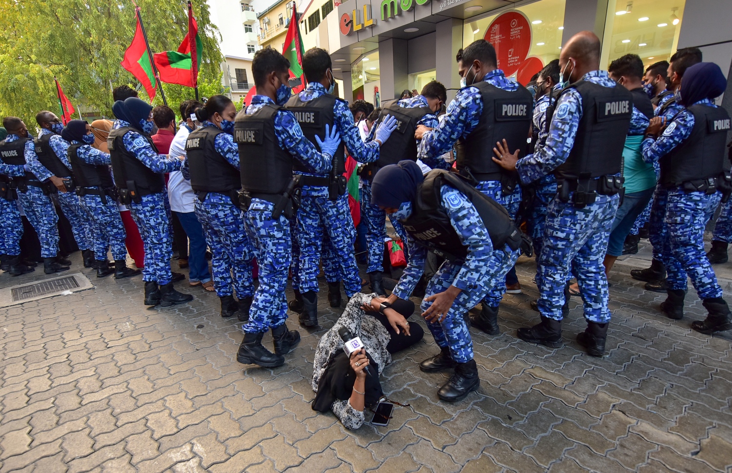 މާލެ: ޖެނުއަރީ 29، 2021- "އިންސާފު ކޮބާ" ގެ ނަމުގައި އިދިކޮޅުން މާލޭގައި ބޭއްވި މުޒާހަރާ ފުލުހުން ރޫޅާލުމުގެ ތެރެއިން ޗެނަލް 13ގެ ނޫސްވެރިއަކު ވެއްޓިފައިވާއިރު އޭނާއާ ފުލުހަކު ވާހަކަ ދައްކަނީ: މުޒާހަރާ ރޫޅާލުމުގެ ތެރޭގައި ފުލުހުންގެ އަނިޔާވެރިކަން ވަރަށް ބޮޑު ކަމަށް އިދިކޮޅުގެ ލީޑަޝިޕުން ބުނޭ.---ފޮޓޯ: އަހުމަދު އަވްޝަން/މިހާރު