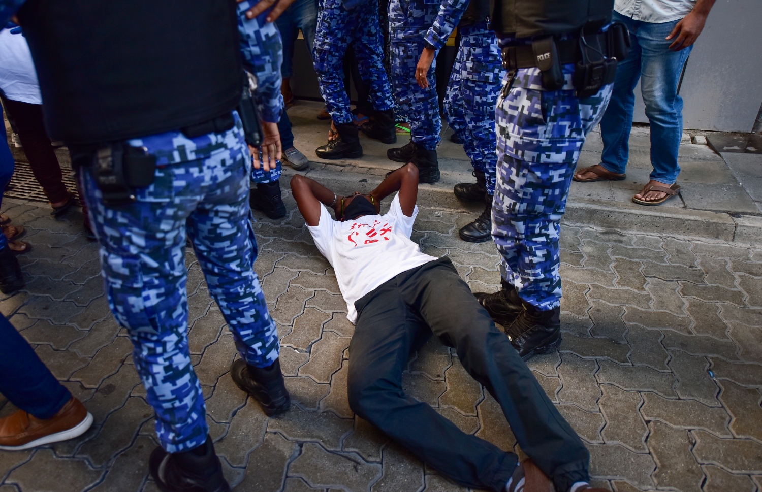 މާލެ: ޖެނުއަރީ 29، 2021- "އިންސާފު ކޮބާ" ގެ ނަމުގައި އިދިކޮޅުން މާލޭގައި ބޭއްވި މުޒާހަރާ ފުލުހުން ރޫޅާލުމުގެ ތެރެއިން މީހަކު ވެއްޓިފައި: މުޒާހަރާ ރޫޅާލުމުގެ ތެރޭގައި ފުލުހުންގެ އަނިޔާވެރިކަން ވަރަށް ބޮޑު ކަމަށް އިދިކޮޅުގެ ލީޑަޝިޕުން ބުނޭ.---ފޮޓޯ: އަހުމަދު އަވްޝަން/މިހާރު