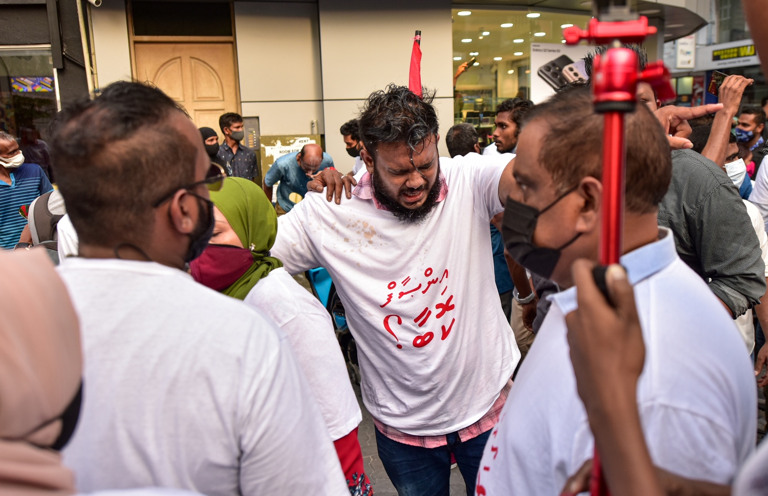 މާލެ: ޖެނުއަރީ 29، 2021- "އިންސާފު ކޮބާ" ގެ ނަމުގައި އިދިކޮޅުން މާލޭގައި ބޭއްވި މުޒާހަރާގެ ތެރެއިން: މާލޭގެ އިތުރުން ރާއްޖޭގެ އެކި ސަރަހައްދުތަކުގައި ވެސް މި މުޒާހަރާތައް ބޭއްވި.---ފޮޓޯ: އަހުމަދު އަވްޝަން/މިހާރު