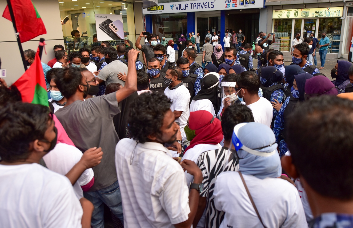 މާލެ: ޖެނުއަރީ 29، 2021- "އިންސާފު ކޮބާ" ގެ ނަމުގައި އިދިކޮޅުން މާލޭގައި ބޭއްވި މުޒާހަރާ ރޫޅާލުމަށް ފުލުހުން ހަރަކާތްތެރިވަނީ: މުޒާހަރާ ރޫޅާލުމުގެ ތެރޭގައި ފުލުހުންގެ އަނިޔާވެރިކަން ވަރަށް ބޮޑު ކަމަށް އިދިކޮޅުގެ ލީޑަޝިޕުން ބުނޭ.---ފޮޓޯ: އަހުމަދު އަވްޝަން/މިހާރު