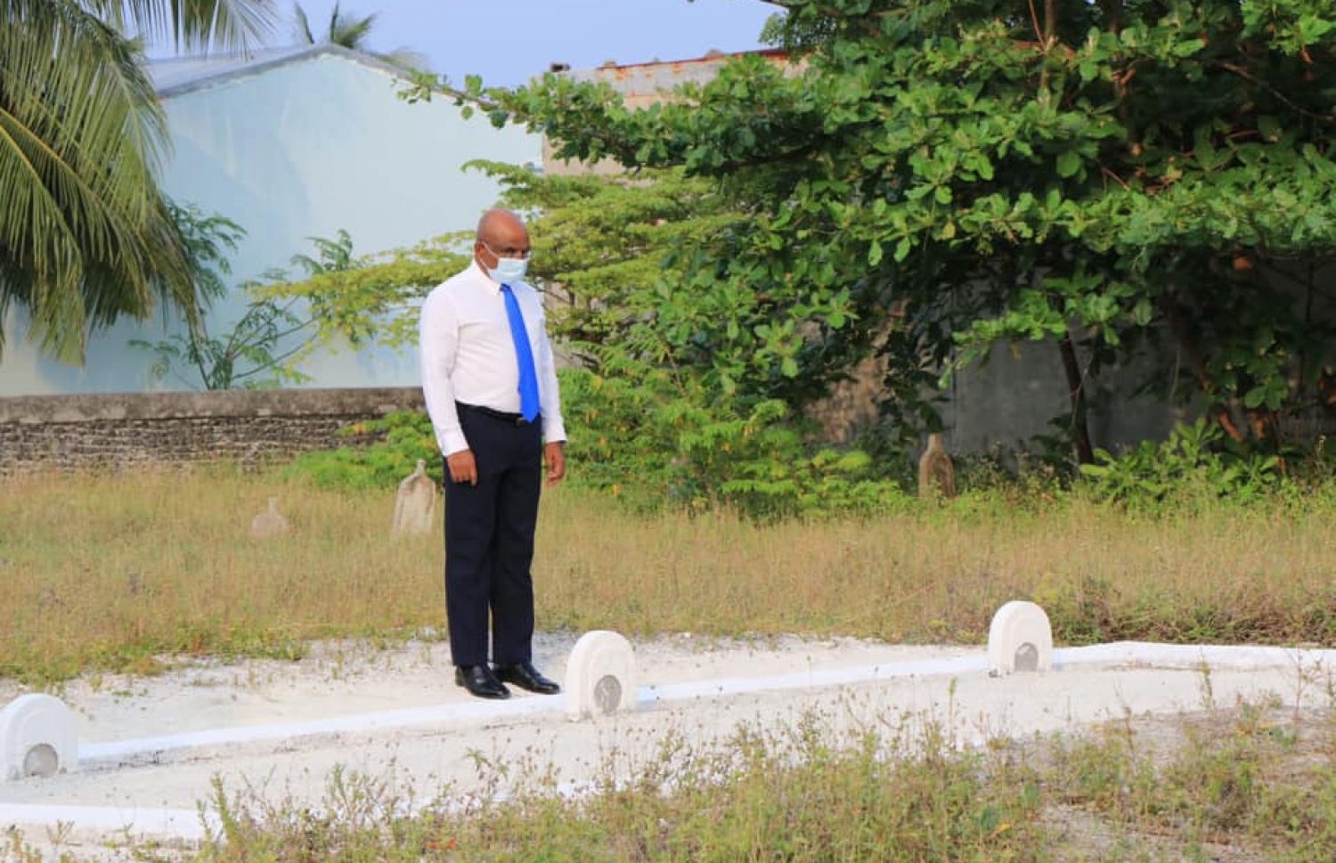 ވ. ކެޔޮދޫގައި، އަބްދުﷲ ޝާހިދުގެ ދެ ކޮއްކޯފުޅުން ކަމަށްވާ ފާތުމަތު ޝާހިދާ (ކ) އާމިނަތު ޝާހިދާގެ މަހާނަ އަށް ޒިޔާރަތްކުރައްވަނީ.