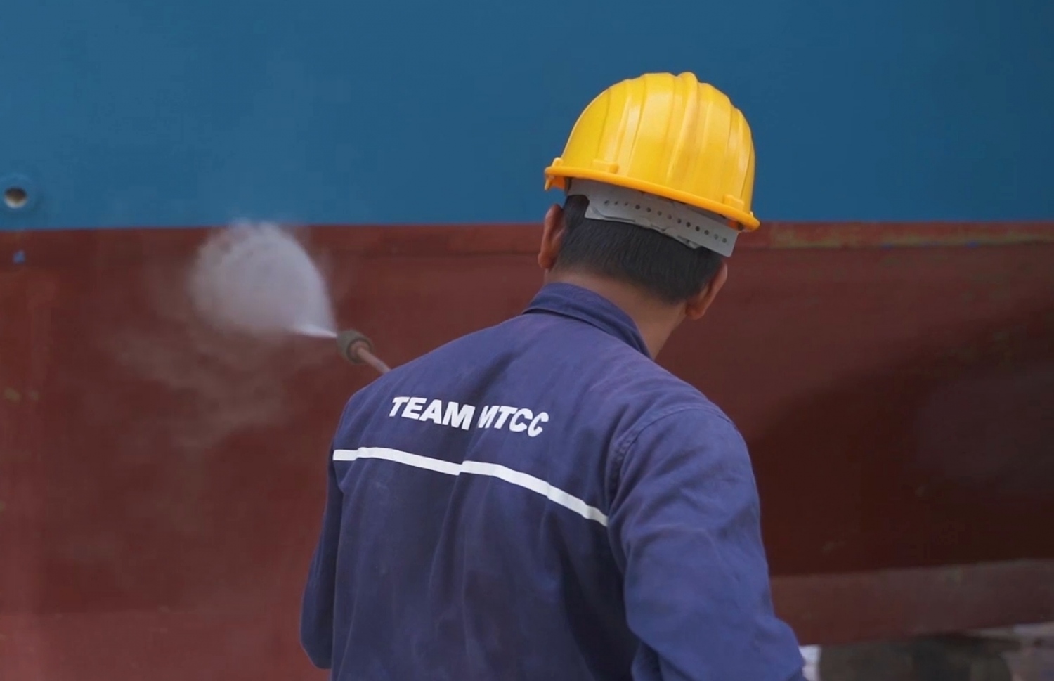 އެމްޓީސީސީ ބޯޓުޔާޑުގައި ދޯންޏެއް ސާފުކުރުމުގެ މަސައްކަތް ކުރަނީ --ފޮޓޯ:އެމްޓީސީސީ