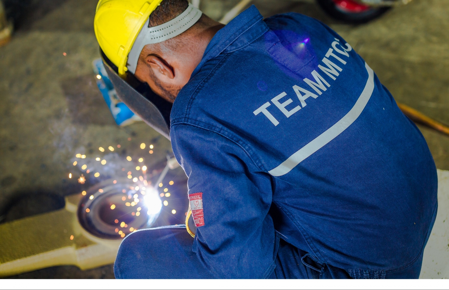 އެމްޓީސީސީ ބޯޓުޔާޑުގެ މުވައްޒަފަކު ވެލިޑިންގެ މަސައްކަތެއްގައި --ފޮޓޯ:އެމްޓީސީސީ