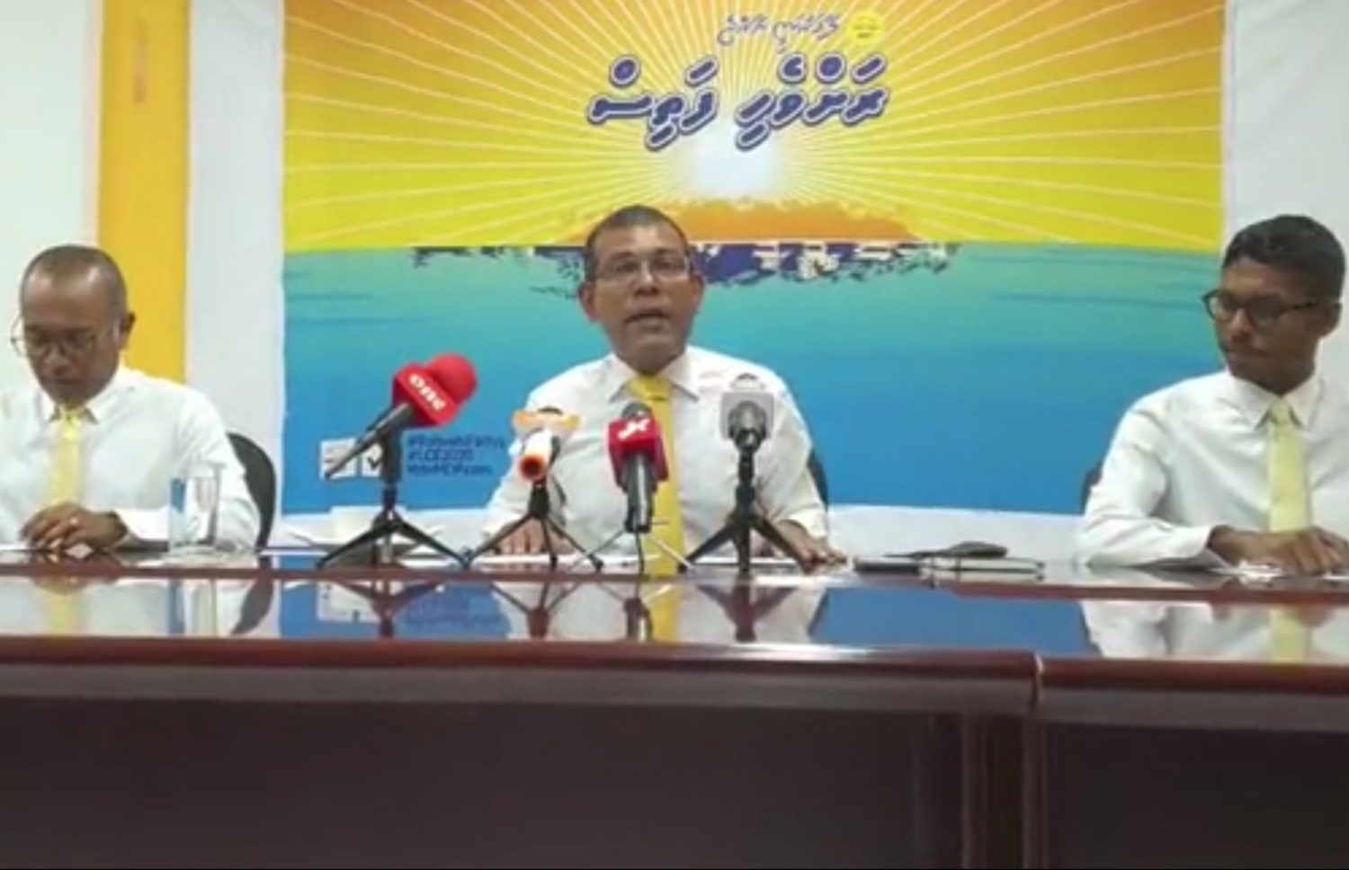 އެމްޑީޕީން ބޭއްވި ނިއުސް ކޮންފަރެންސްގައި ނަޝީދާއި އެމްޑީޕީގެ ޗެއާޕާސަން ހަސަން ލަތީފްގެ އިތުރުން ސްޕޯކްސްޕާސަން ސައިފް ބައިވެރިވެވަޑައިގަންނަވަނީ.