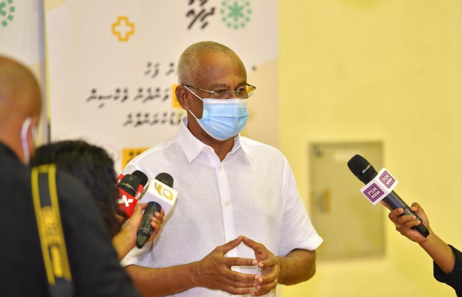 މާލެ: ފެބްރުއަރީ 1، 2021: ރާއްޖޭގައި ކޮވިޑް-19 ވެކްސިން ދިނުމުގެ ޕްރޮގްރާމްގައި ރައީސް އިބްރާހިމް މުހައްމަދު ސޯލިހު ނޫސްވެރިންނާ ވާހަކަ ދައްކަވަނީ.-- ފޮޓޯ: ރައީސް އޮފީސް