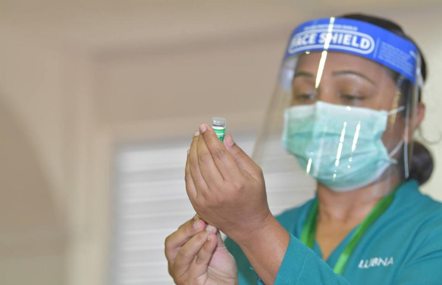 މާލެ: ފެބްރުއަރީ 1، 2021: ރާއްޖޭގައި ކޮވިޑް-19 ވެކްސިން ދިނުމުގެ ޕްރޮގްރާމްގައި ނަރުހަކު ވެކްސިން ދިނުމަށް ތައްޔާރު ވަނީ.-- ފޮޓޯ: ރައީސް އޮފީސް