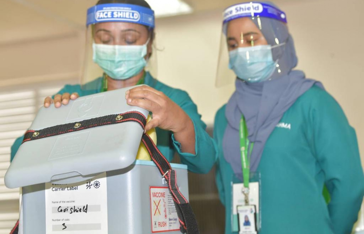 މާލެ: ފެބްރުއަރީ 1، 2021: ރާއްޖޭގައި ކޮވިޑް-19 ވެކްސިން ދިނުމުގެ ޕްރޮގްރާމްގައި ނަރުހުންތަކެއް ވެކްސިން ދިނުމަށް ތައްޔާރު ވަނީ.-- ފޮޓޯ: ރައީސް އޮފީސް