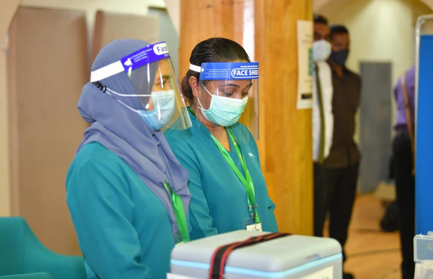 މާލެ: ފެބްރުއަރީ 1، 2021: ރާއްޖޭގައި ކޮވިޑް-19 ވެކްސިން ދިނުމުގެ ޕްރޮގްރާމްގެ ތެރެއިން.-- ފޮޓޯ: ރައީސް އޮފީސް