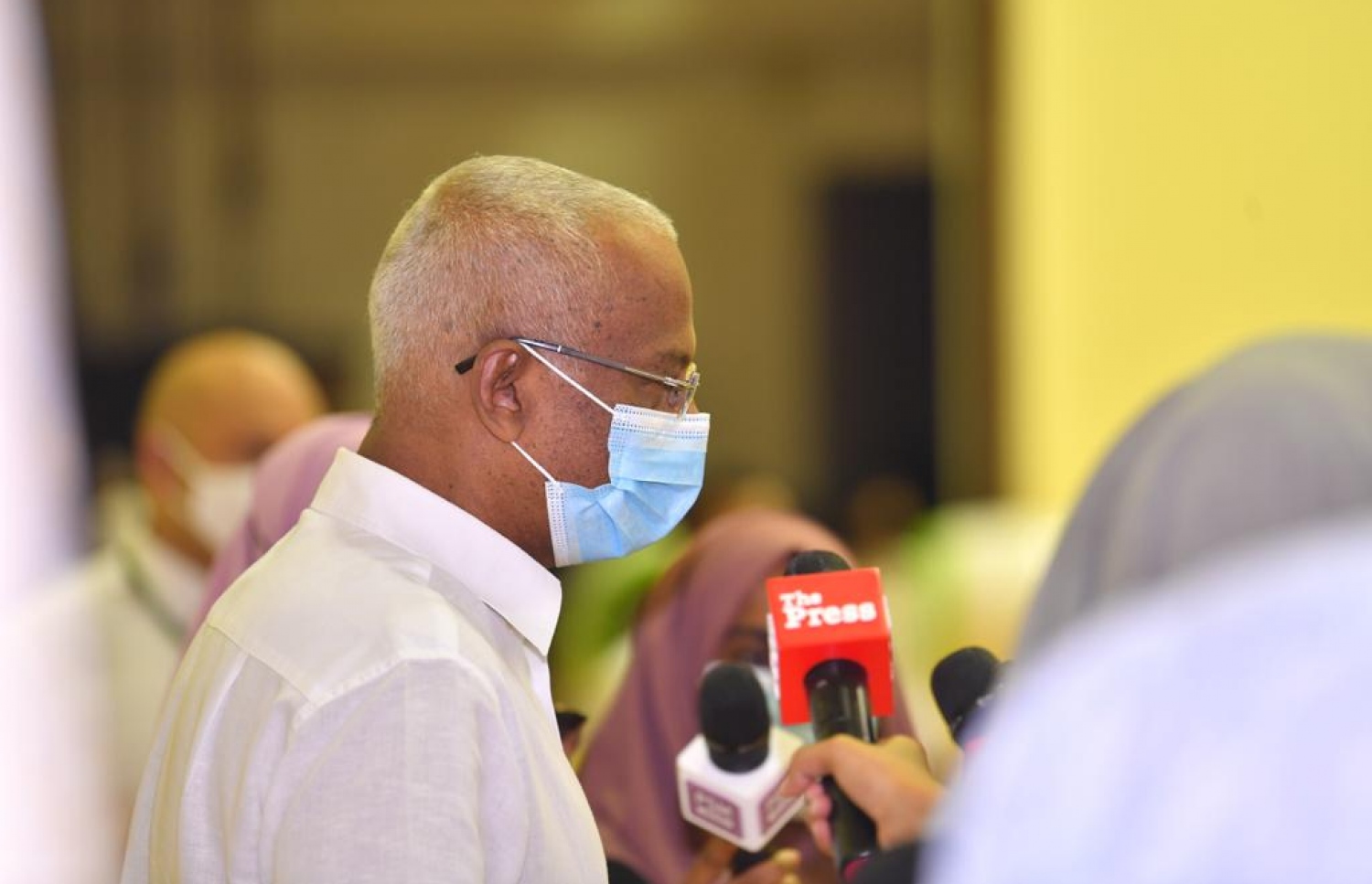 މާލެ: ފެބްރުއަރީ 1، 2021: ރާއްޖޭގައި ކޮވިޑް-19 ވެކްސިން ދިނުމުގެ ޕްރޮގްރާމްގައި ރައީސް އިބްރާހިމް މުހައްމަދު ސޯލިހު ނޫސްވެރިންނާ ވާހަކަ ދައްކަވަނީ.-- ފޮޓޯ: ރައީސް އޮފީސް