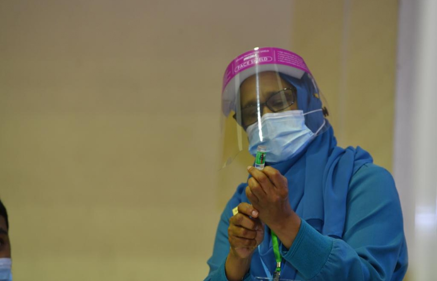 މާލެ: ފެބްރުއަރީ 1، 2021: ރާއްޖޭގައި ކޮވިޑް-19 ވެކްސިން ދިނުމުގެ ޕްރޮގްރާމްގައި ނަރުހަކު ވެކްސިން ދިނުމަށް ތައްޔާރުވަނީ.-- ފޮޓޯ: ރައީސް އޮފީސް