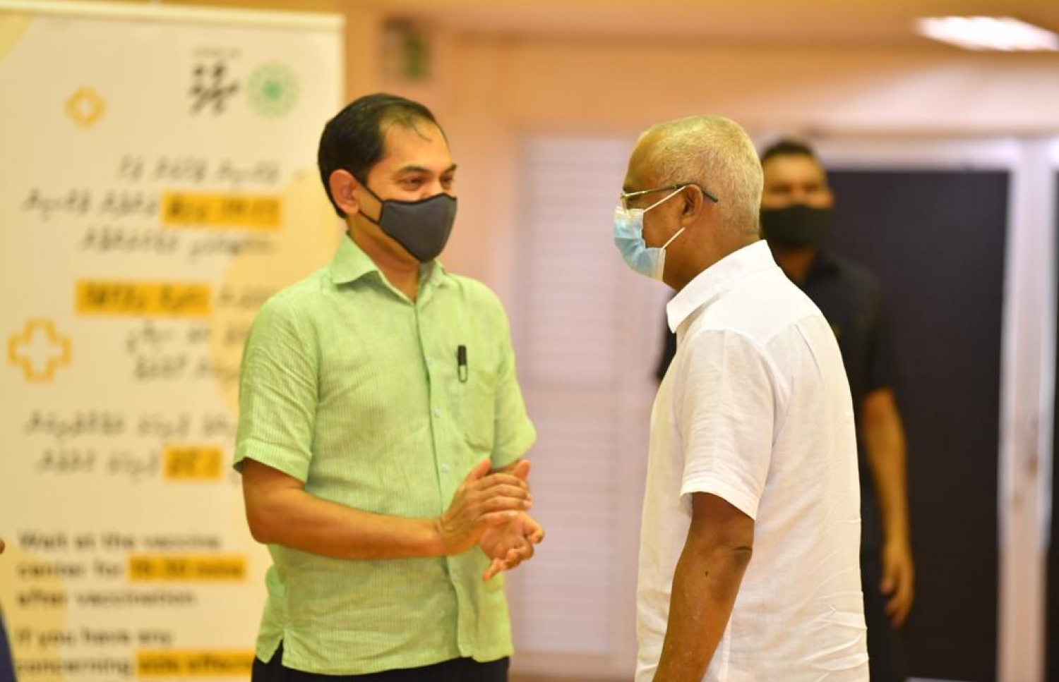 މާލެ: ފެބްރުއަރީ 1، 2021: ރާއްޖޭގައި ކޮވިޑް-19 ވެކްސިން ދިނުމުގެ ޕްރޮގްރާމްގައި ރައީސް އިބްރާހިމް މުހައްމަދު ސޯލިހު ރާއްޖޭގައި ހުންނަ އިންޑިއާ ސަފީރު ސަންޖޭ ސުދީރާ ވާހަކަ ދައްކަވަނީ.-- ފޮޓޯ: ރައީސް އޮފީސް