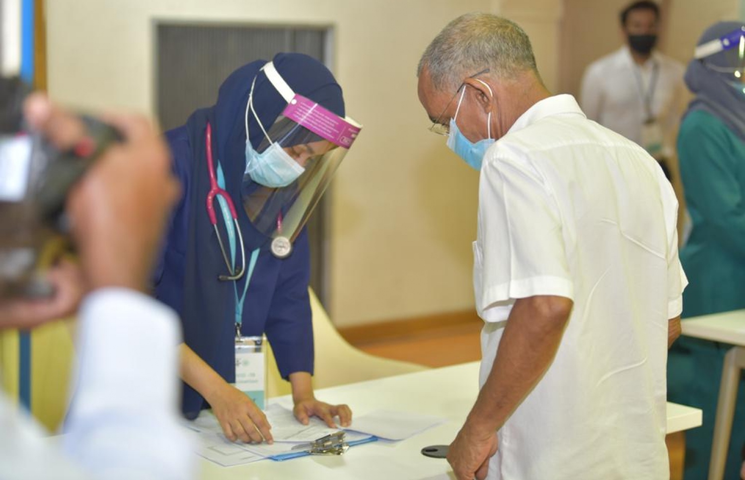 މާލެ: ފެބްރުއަރީ 1، 2021: ރާއްޖޭގައި ކޮވިޑް-19 ވެކްސިން ދިނުމުގެ ޕްރޮގްރާމްގައި އެންމެ ފުރަތަމަ ވެކްސިން ޖެހި މީހުންގެ ތެރެއިން މީހަކަށް މައުލޫމާތު ދެނީ.-- ފޮޓޯ: ރައީސް އޮފީސް