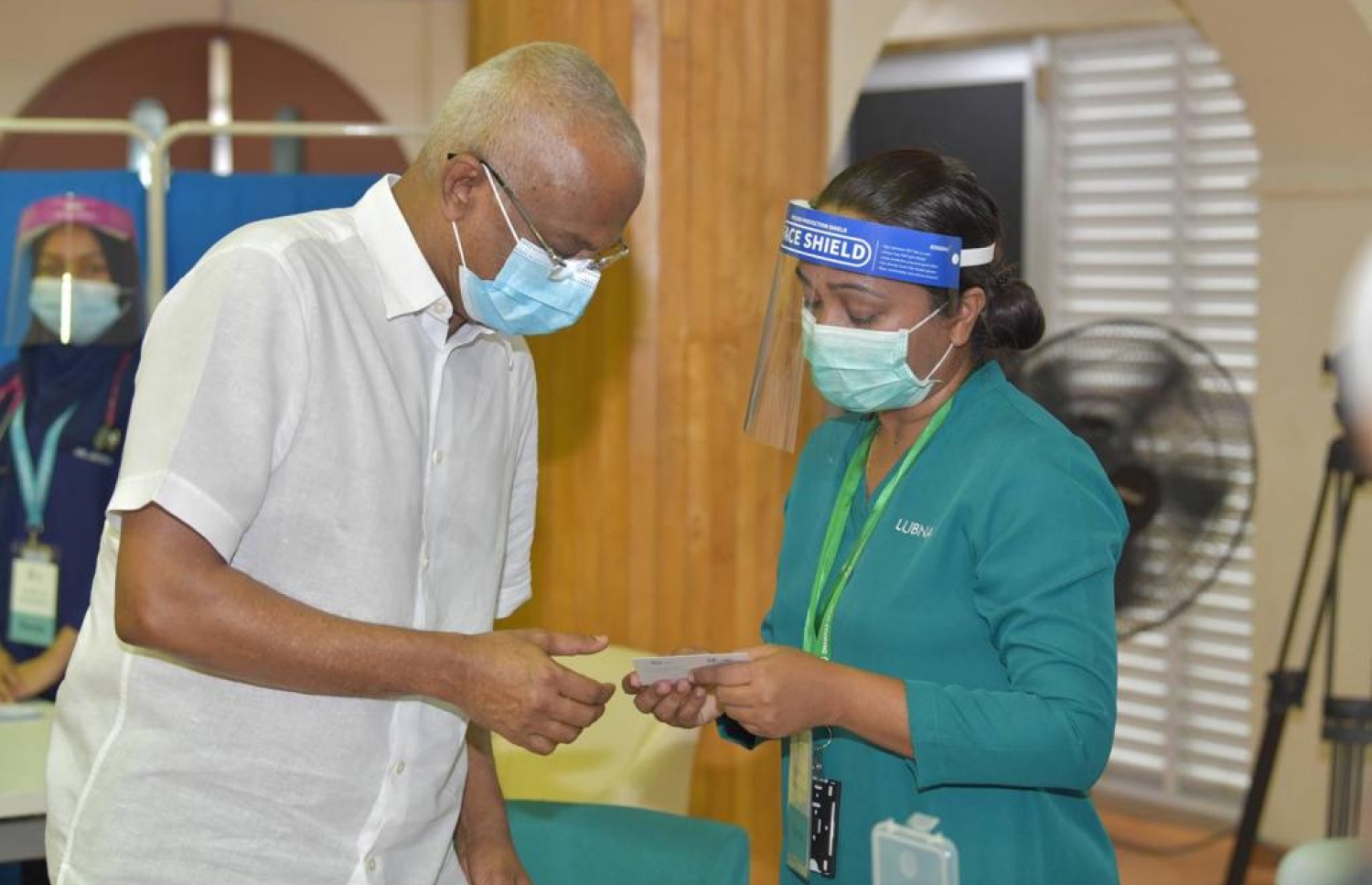 މާލެ: ފެބްރުއަރީ 1، 2021: ރާއްޖޭގައި ކޮވިޑް-19 ވެކްސިން ދިނުމުގެ ޕްރޮގްރާމްގައި ރައީސް އިބްރާހިމް މުހައްމަދު ސޯލިހު ވެކްސިން ޖެއްސެވުމަށް ފަހު، ނަރުހަކު ރައީސް އަށް ވެކްސިން ކާޑު ހަވާލު ކުރައްވަނީ.-- ފޮޓޯ: ރައީސް އޮފީސް