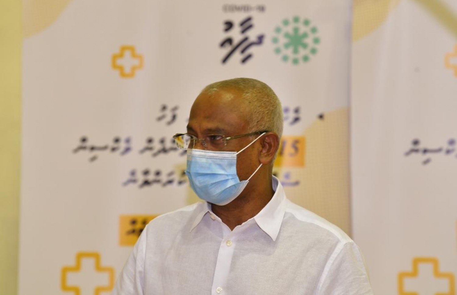 މާލެ: ފެބްރުއަރީ 1، 2021: ރާއްޖޭގައި ކޮވިޑް-19 ވެކްސިން ދިނުމުގެ ޕްރޮގްރާމްގައި ރައީސް އިބްރާހިމް މުހައްމަދު ސޯލިހު ބައިވެރިވެ ވަޑައިގަންނަވަނީ.-- ފޮޓޯ: ރައީސް އޮފީސް