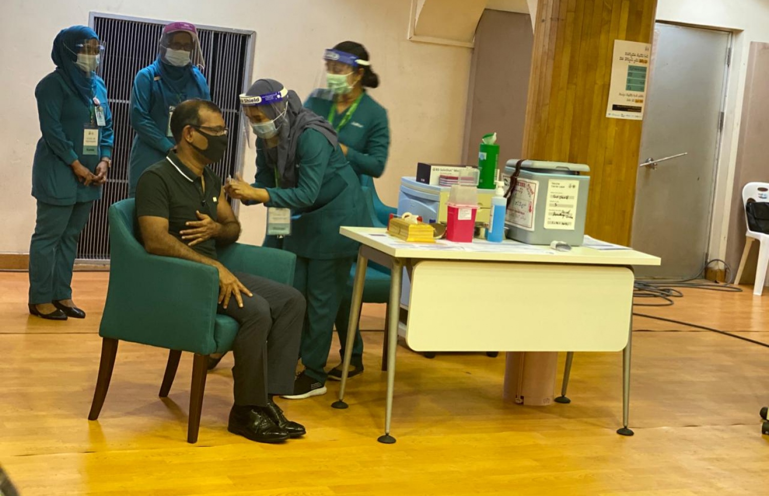 މާލެ: ފެބްރުއަރީ 1، 2021: ރާއްޖޭގައި ކޮވިޑް-19 ވެކްސިން ދިނުމުގެ ޕްރޮގްރާމްގައި ރައްޔިތުން މަޖިލީހުގެ ރައީސް މުހައްމަދު ނަޝީދު ވެކްސިން ޖައްސަވަން ގޮނޑީގައި އިށީންނަވައިގެން.-- ފޮޓޯ: ރައީސް އޮފީސް