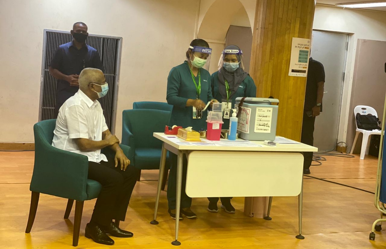 މާލެ: ފެބްރުއަރީ 1، 2021: ރާއްޖޭގައި ކޮވިޑް-19 ވެކްސިން ދިނުމުގެ ޕްރޮގްރާމްގައި ރައީސް އިބްރާހިމް މުހައްމަދު ސޯލިހު ވެކްސިން ޖައްސަވަން ގޮނޑީގައި އިށީންނަވައިގެން.-- ފޮޓޯ: ރައީސް އޮފީސް