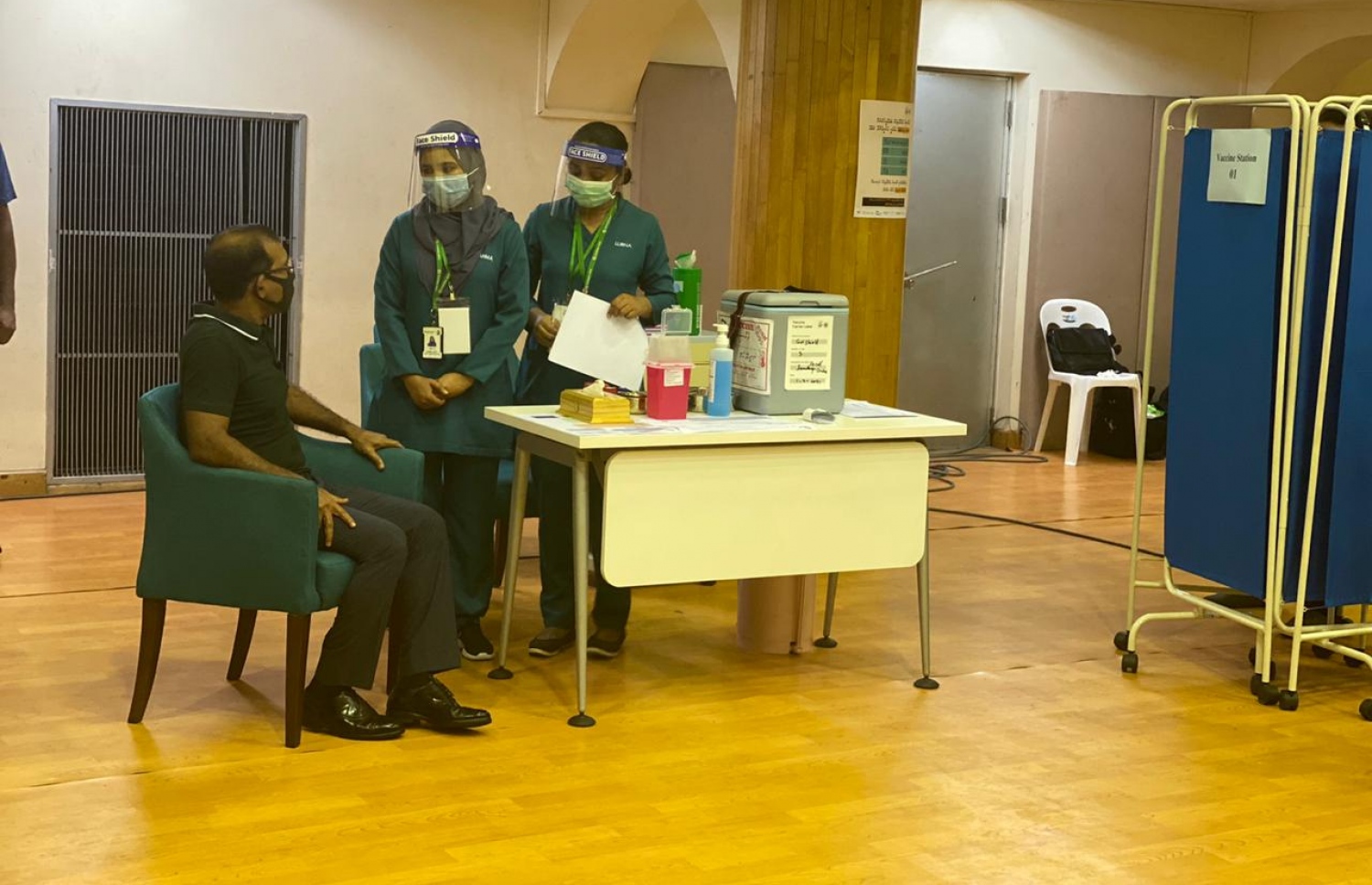 މާލެ: ފެބްރުއަރީ 1، 2021: ރާއްޖޭގައި ކޮވިޑް-19 ވެކްސިން ދިނުމުގެ ޕްރޮގްރާމްގައި ރައްޔިތުންގެ މަޖިލީހުގެ ރައީސް މުހައްމަދު ނަޝީދު ވެކްސިން ޖައްސަވަން ގޮނޑީގައި އިށީންނަވައިގެން.-- ފޮޓޯ: ރައީސް އޮފީސް