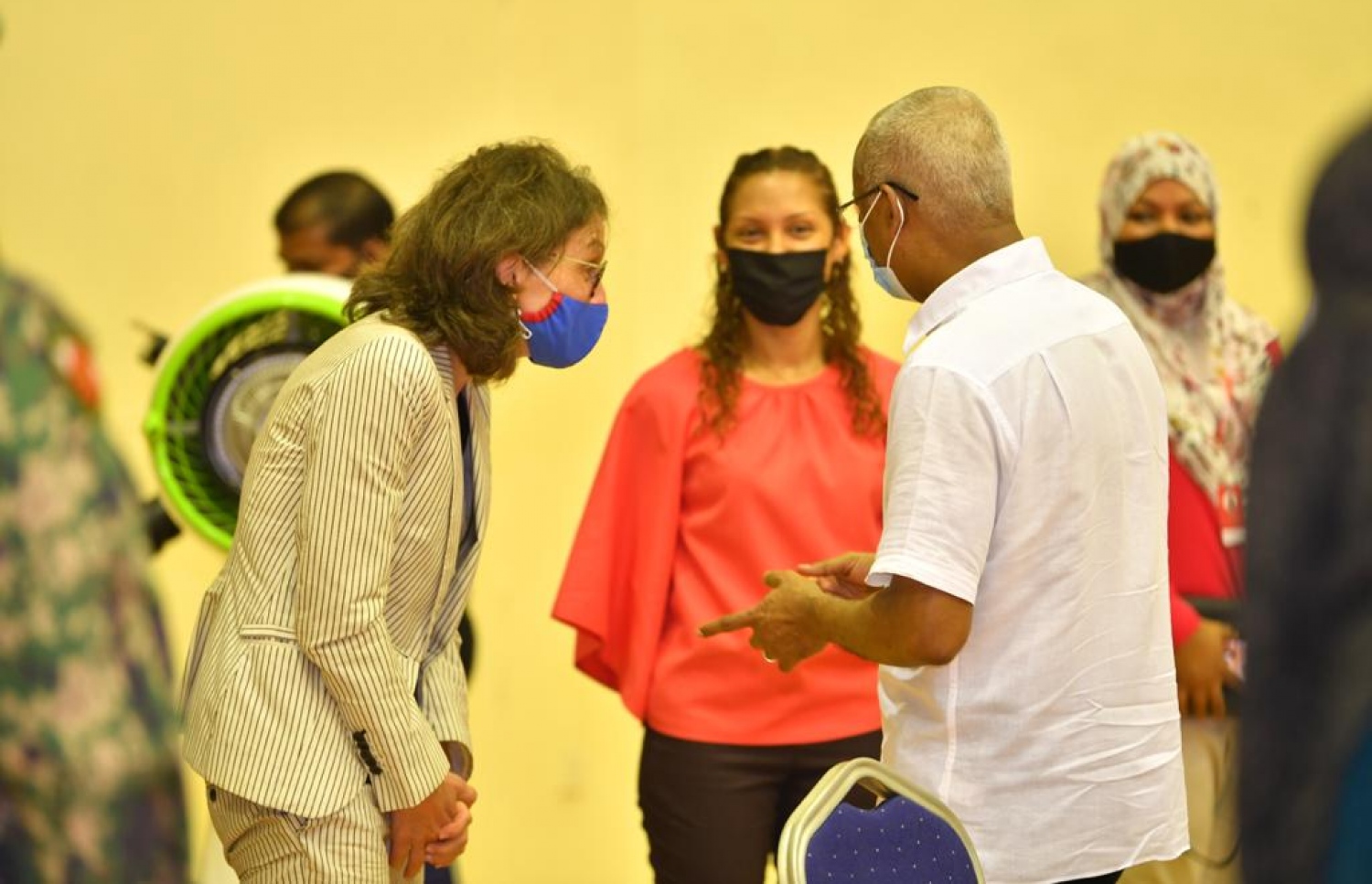 މާލެ: ފެބްރުއަރީ 1، 2021: ރާއްޖޭގައި ކޮވިޑް-19 ވެކްސިން ދިނުމުގެ ޕްރޮގްރާމްގައި ރައީސް އިބްރާހިމް މުހައްމަދު ސޯލިހު ބައިވެރިވެ ވަޑައިގަންނަވަނީ.-- ފޮޓޯ: ރައީސް އޮފީސް