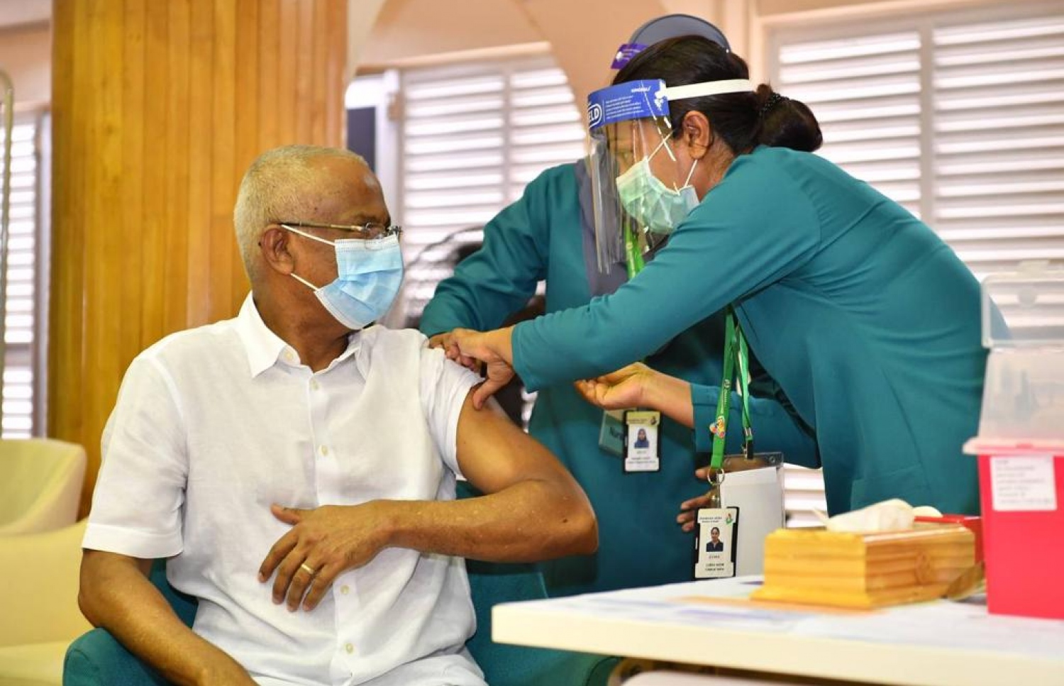 މާލެ: ފެބްރުއަރީ 1، 2021: ރާއްޖޭގައި ކޮވިޑް-19 ވެކްސިން ދިނުމުގެ ޕްރޮގްރާމްގައި ރައީސް އިބްރާހިމް މުހައްމަދު ސޯލިހުގެ ގަޔަށް ވެކްސިން ޖައްސަވަނީ.-- ފޮޓޯ: ރައީސް އޮފީސް