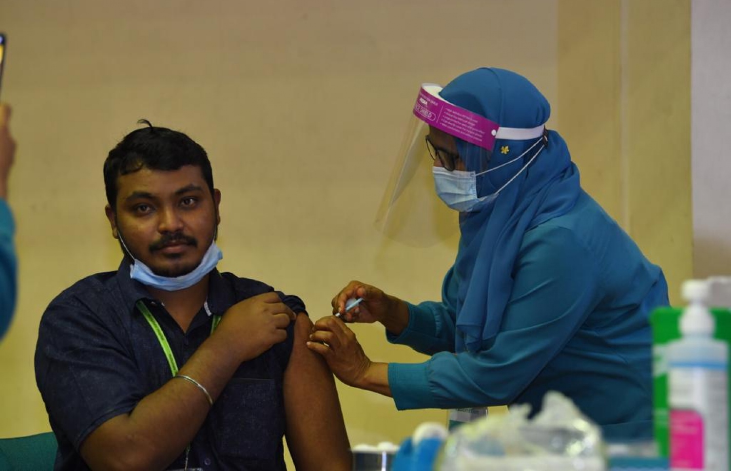 މާލެ: ފެބްރުއަރީ 1، 2021: ރާއްޖޭގައި ކޮވިޑް-19 ވެކްސިން ދިނުމުގެ ޕްރޮގްރާމްގައި މީހެއްގެ ގަޔަށް ވެކްސިން ޖަހަނީ.-- ފޮޓޯ: ރައީސް އޮފީސް