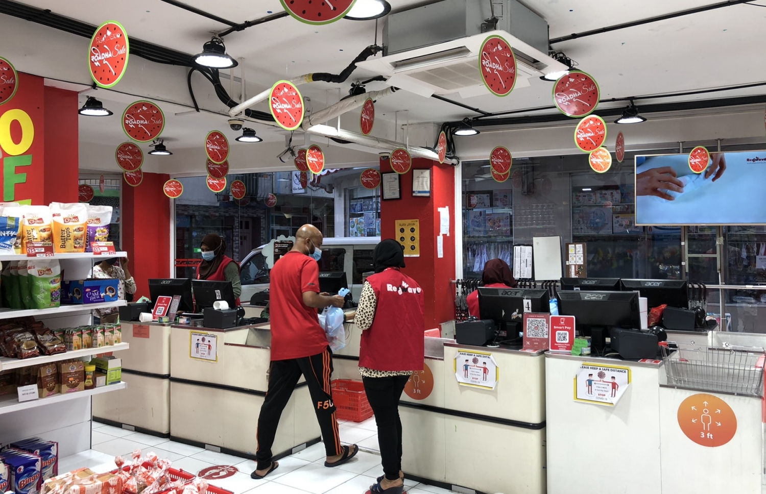 ރެޑްވޭވް ފިހާރައަކުން މީހަކު ވިޔަފާރި ކުރަނީ--