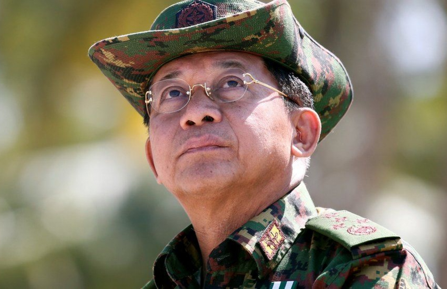 ބަޣާވާތަކުން ވެރިކަން ހޯއްދެވި މިއަންމާގެ ސިފައިންގެ ވެރިޔާ މިން އައުންގް. --ފޮޓޯ:ރޮއިޓާސް