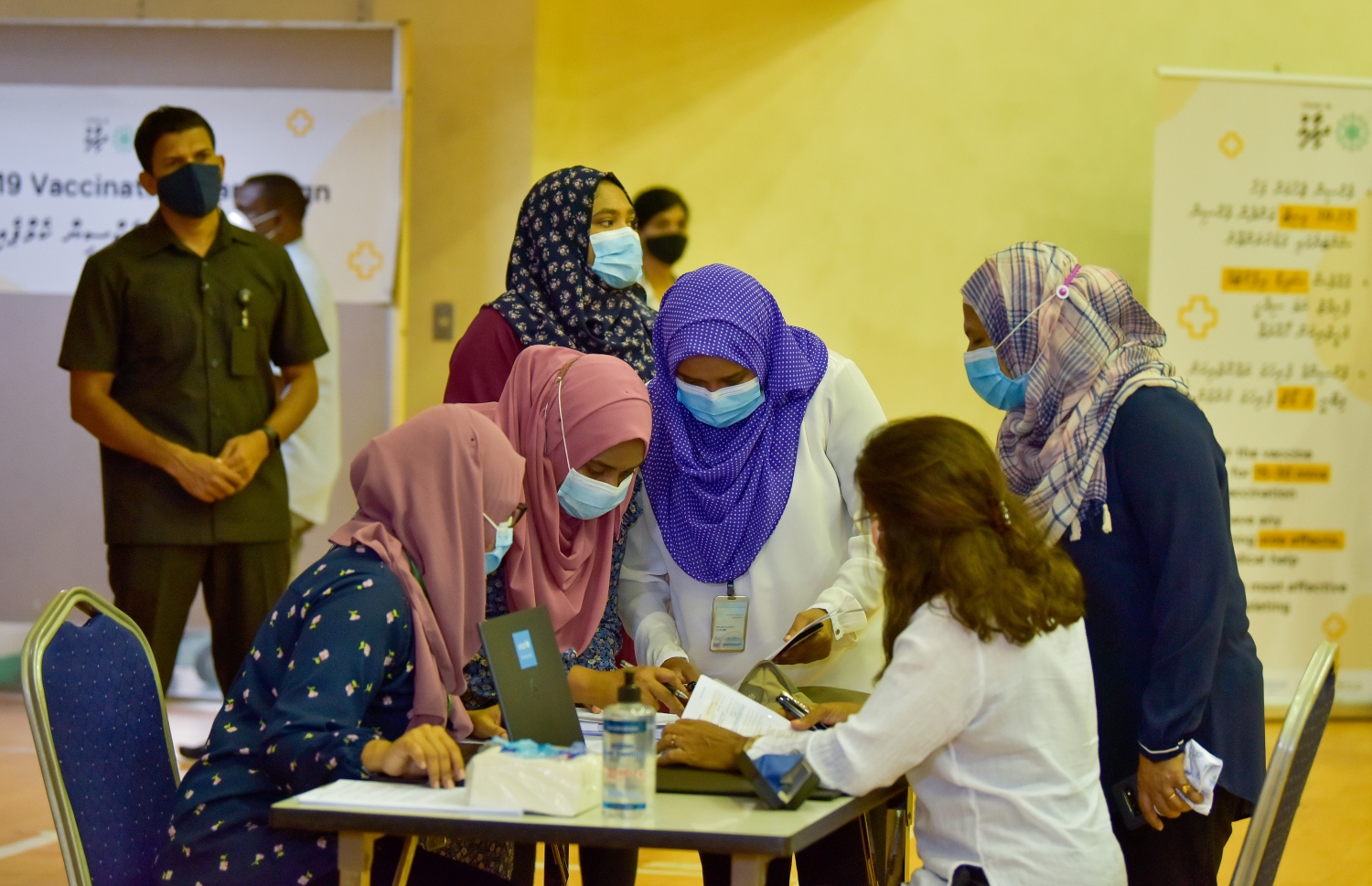 މާލެ: ފެބްރުއަރީ 1، 2021: ރާއްޖޭގައި ކޮވިޑް-19 ވެކްސިން ދިނުމުގެ ޕްރޮގްރާމްގައި ވެކްސިން ދިނުމުގެ ކުރިން ލިޔެކިޔުންތައް ފުރިހަމަ ކުރަނީ.-- ފޮޓޯ: އަހުމަދު އަވްޝަން އިލްޔާސް /މިހާރު